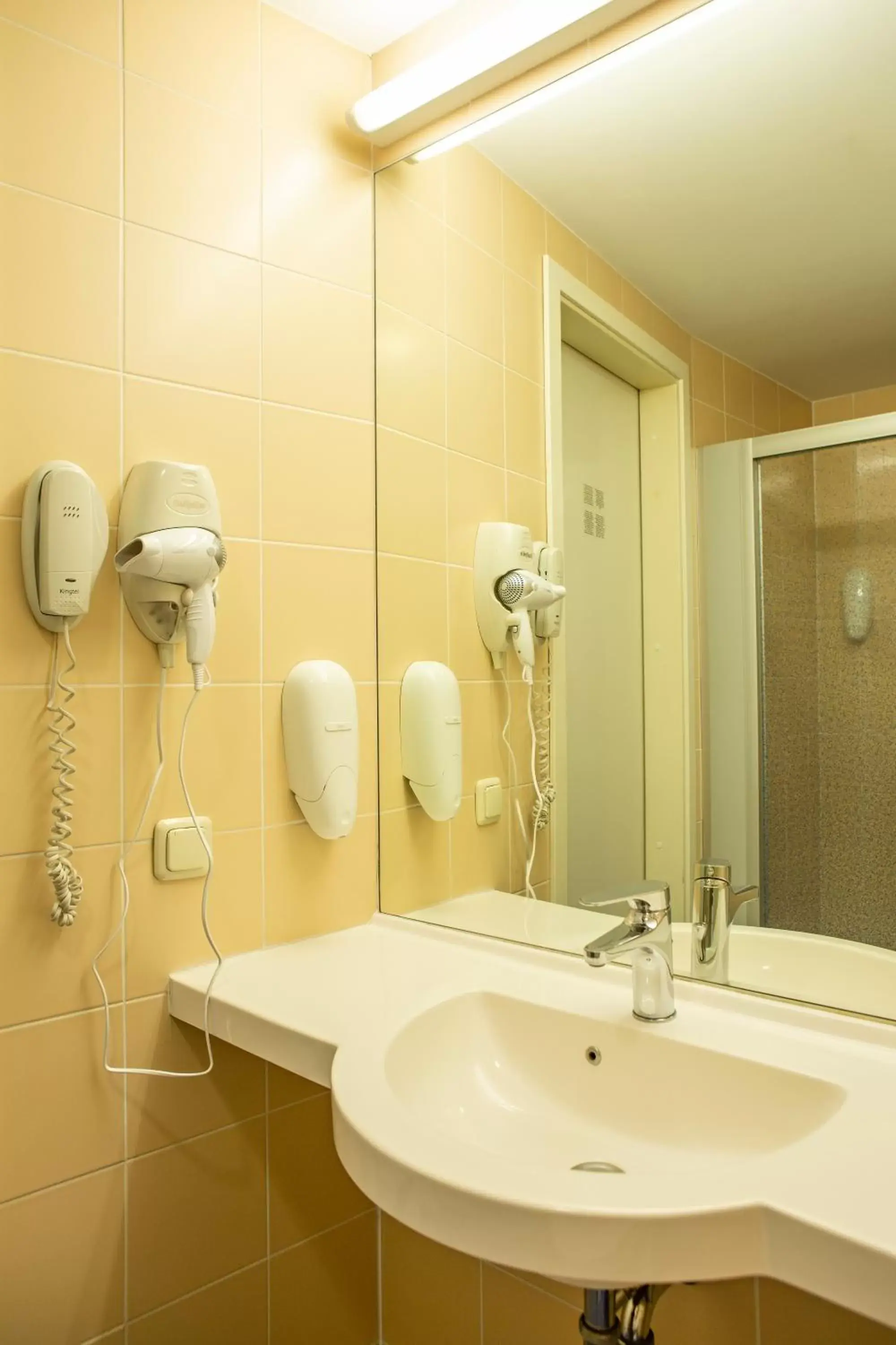 Shower, Bathroom in Art City Inn