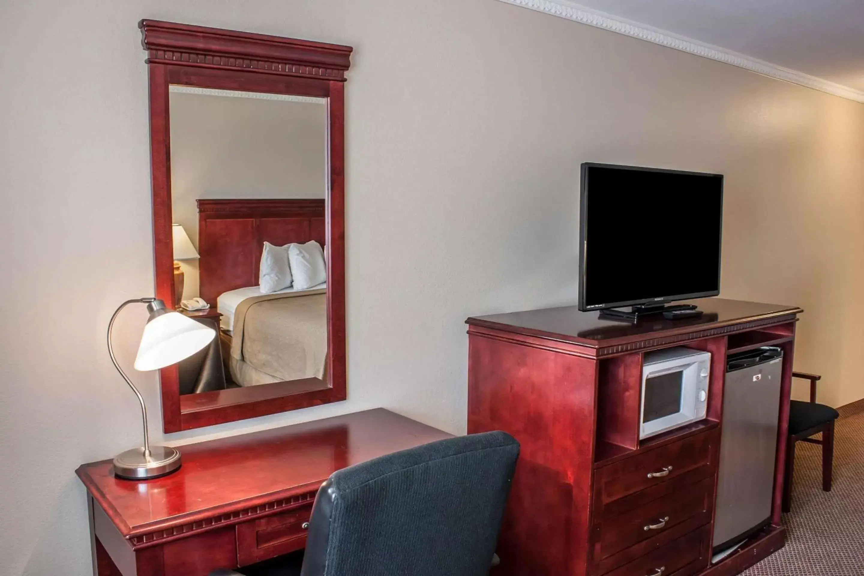 Photo of the whole room, TV/Entertainment Center in Quality Inn & Suites Fife Seattle
