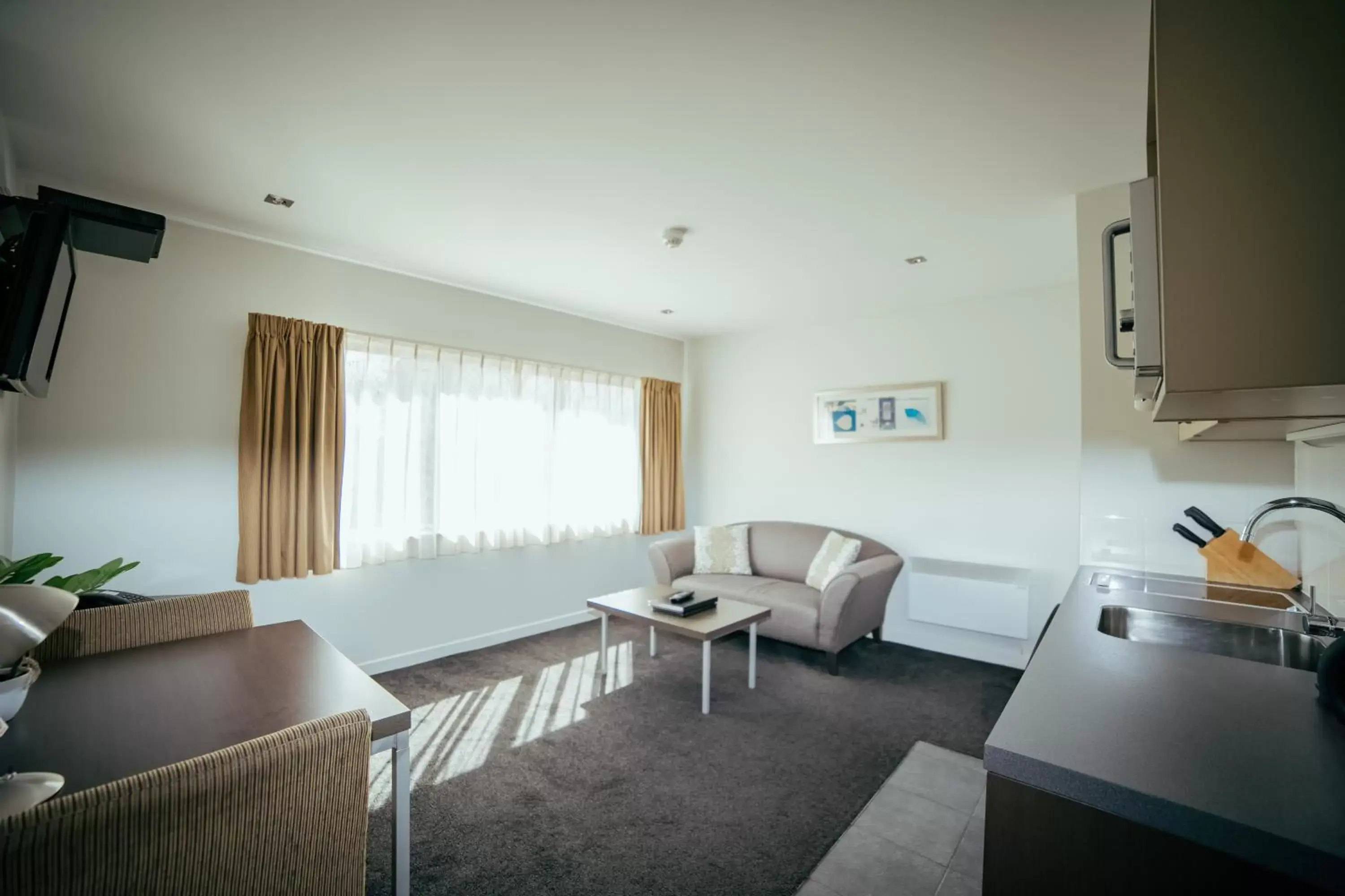 Living room, Seating Area in Airport Delta Motel