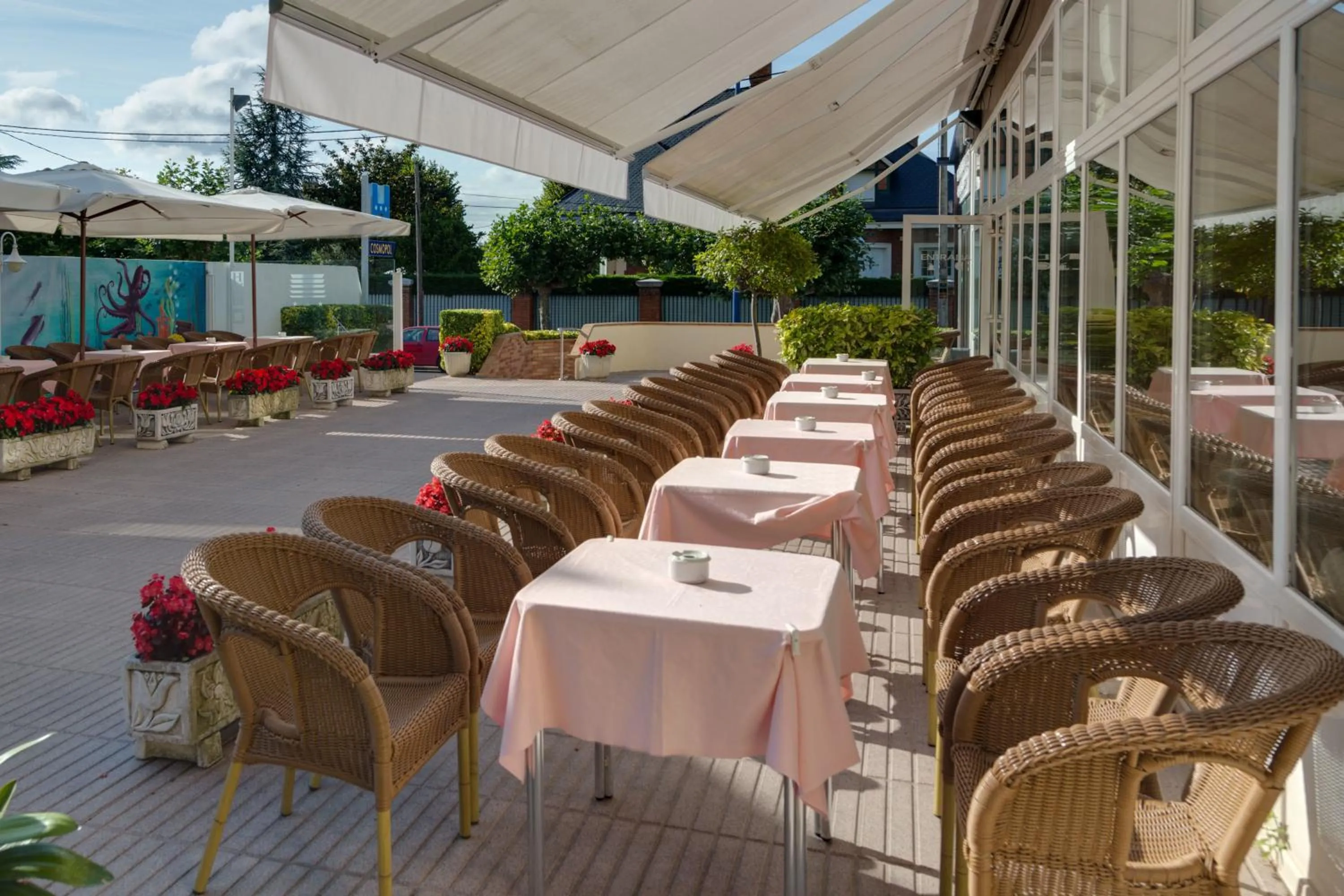 Restaurant/places to eat in Hotel Cosmopol