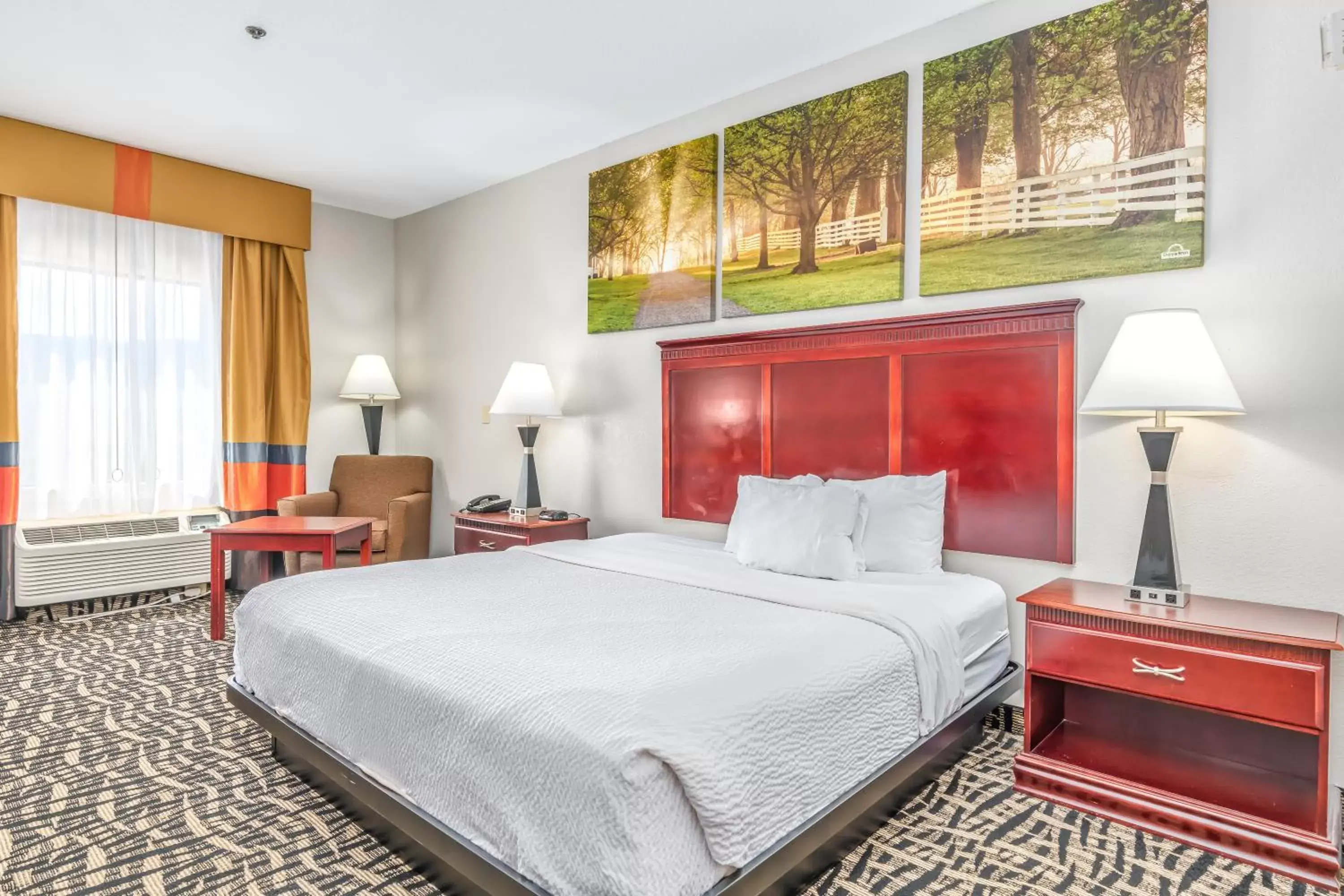 Bedroom, Bed in Days Inn & Suites by Wyndham Prattville-Montgomery