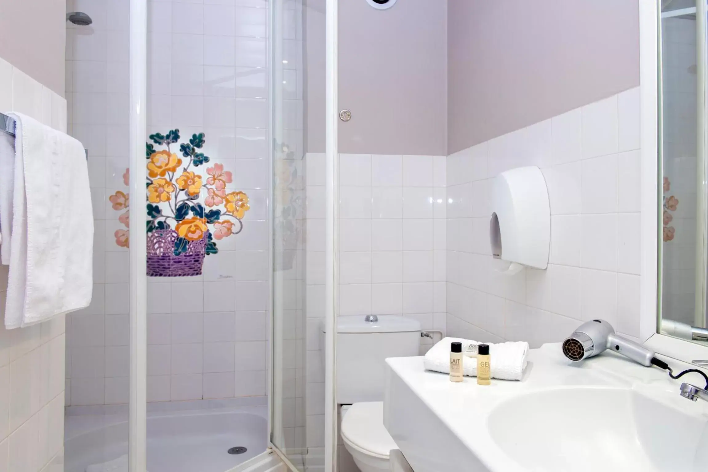 Shower, Bathroom in Hôtel Le Royal Promenade des Anglais