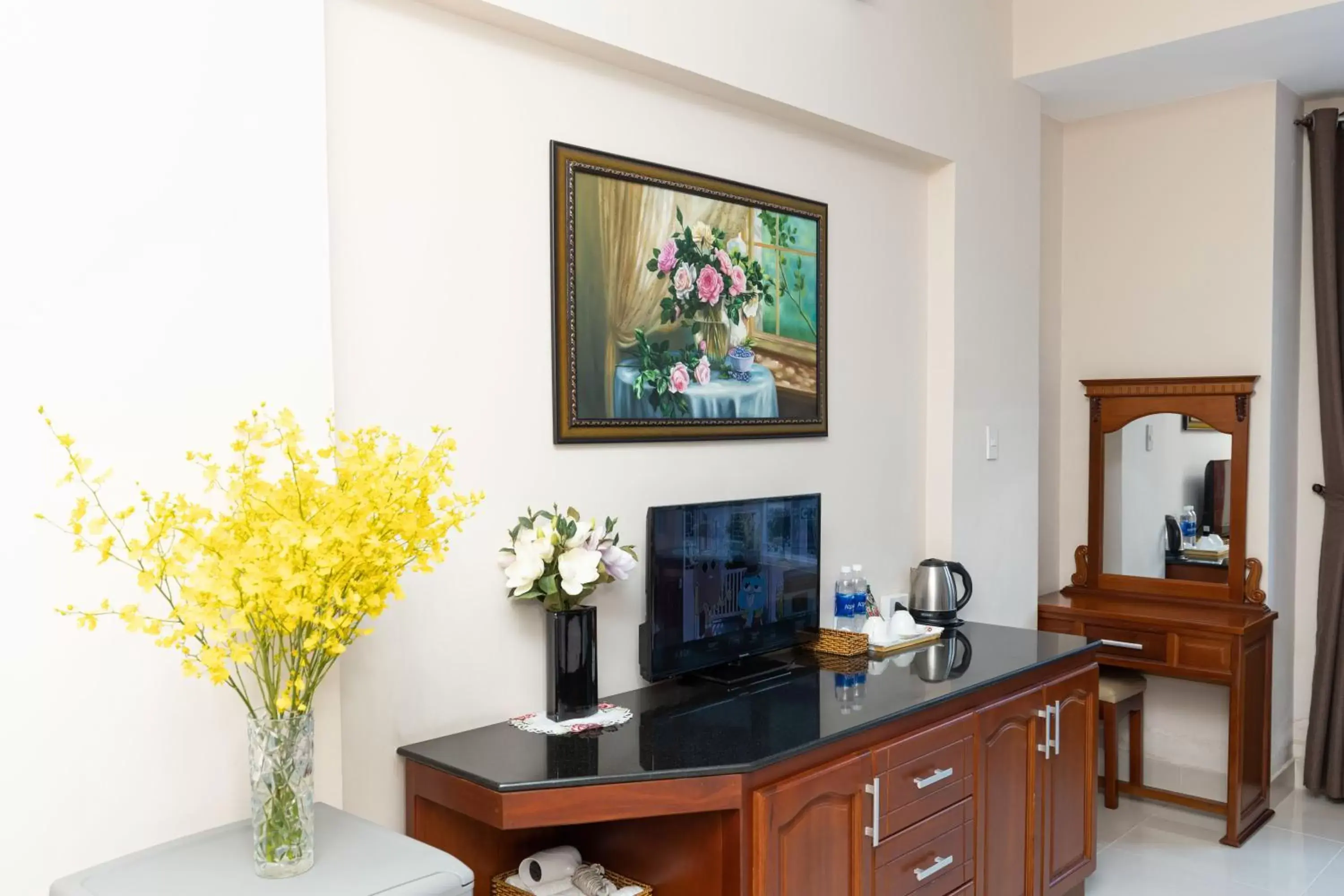 TV and multimedia, TV/Entertainment Center in Queen Garden Hotel & Apartment