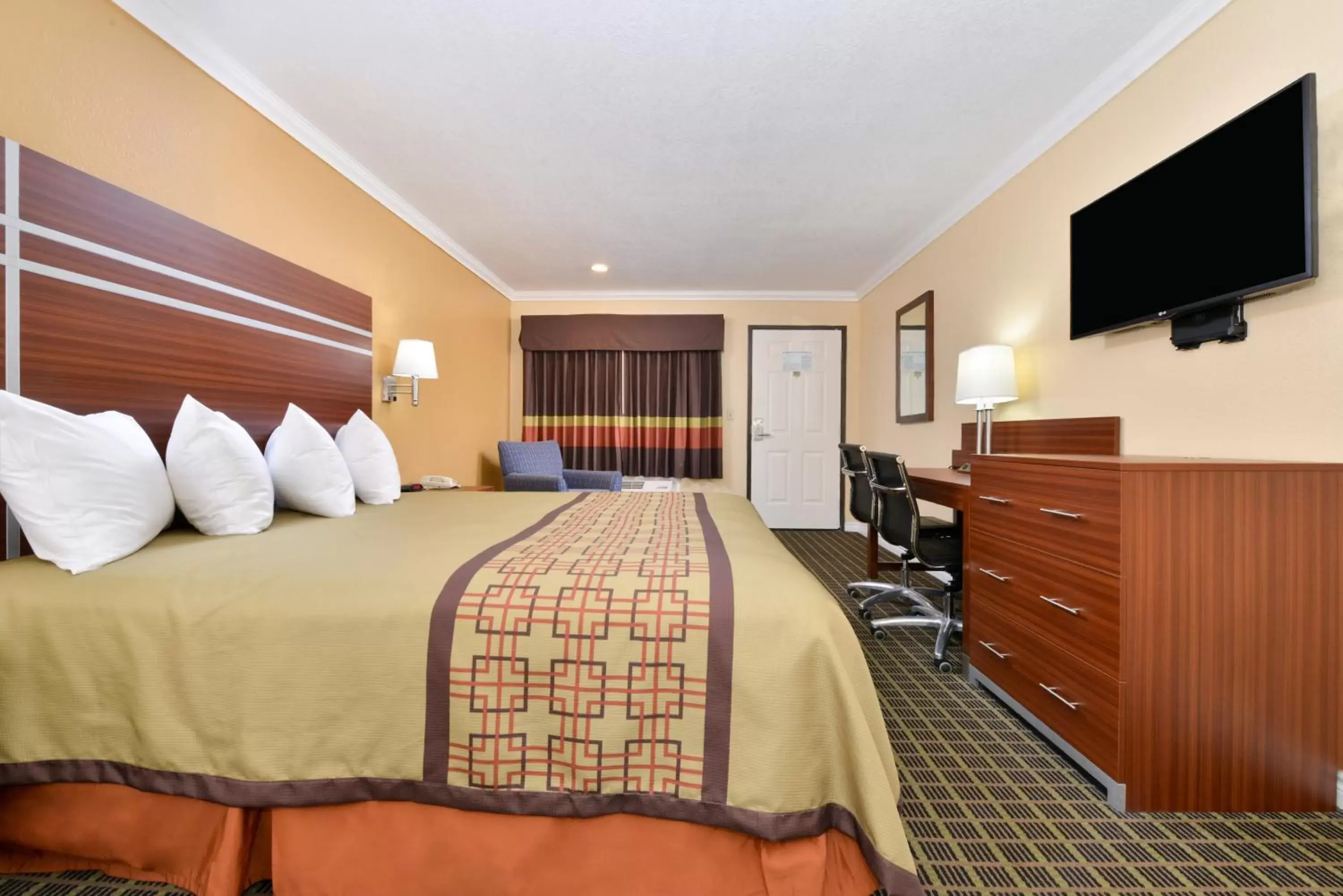 Photo of the whole room, Bed in Americas Best Value Inn - Azusa/Pasadena