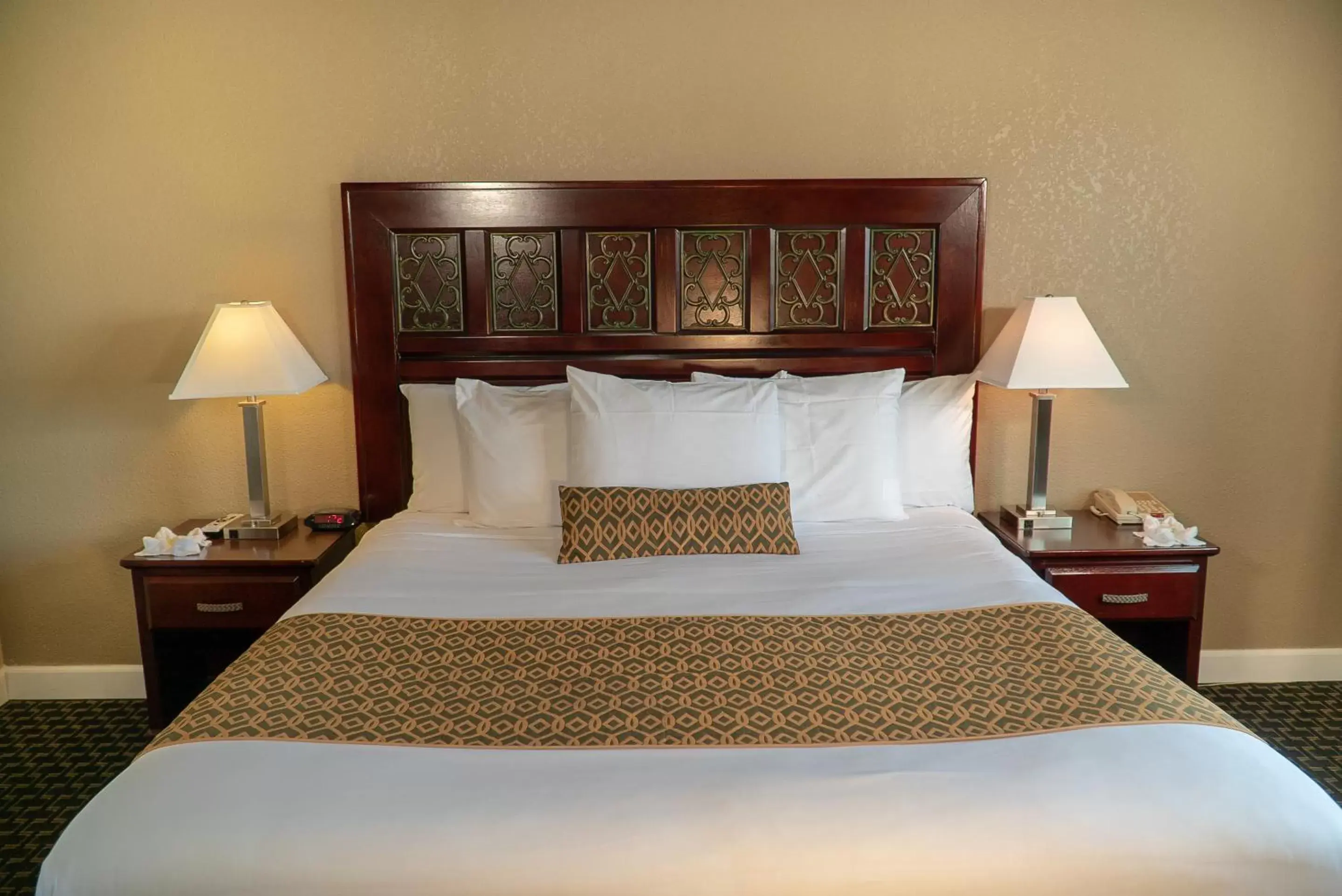 Bedroom, Bed in Sea Breeze Inn - San Simeon