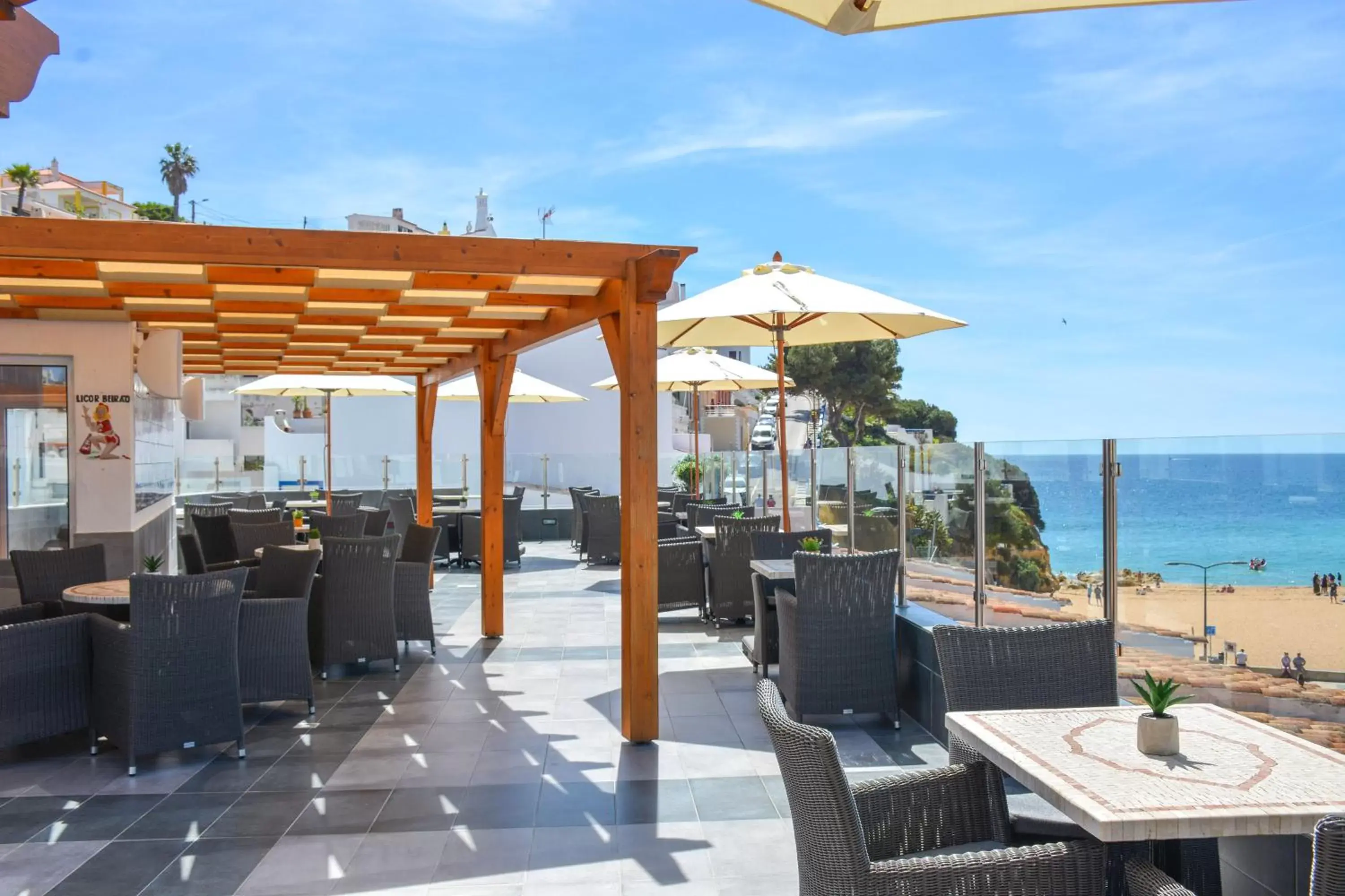 Lounge or bar, Restaurant/Places to Eat in Hotel Carvoeiro Plaza