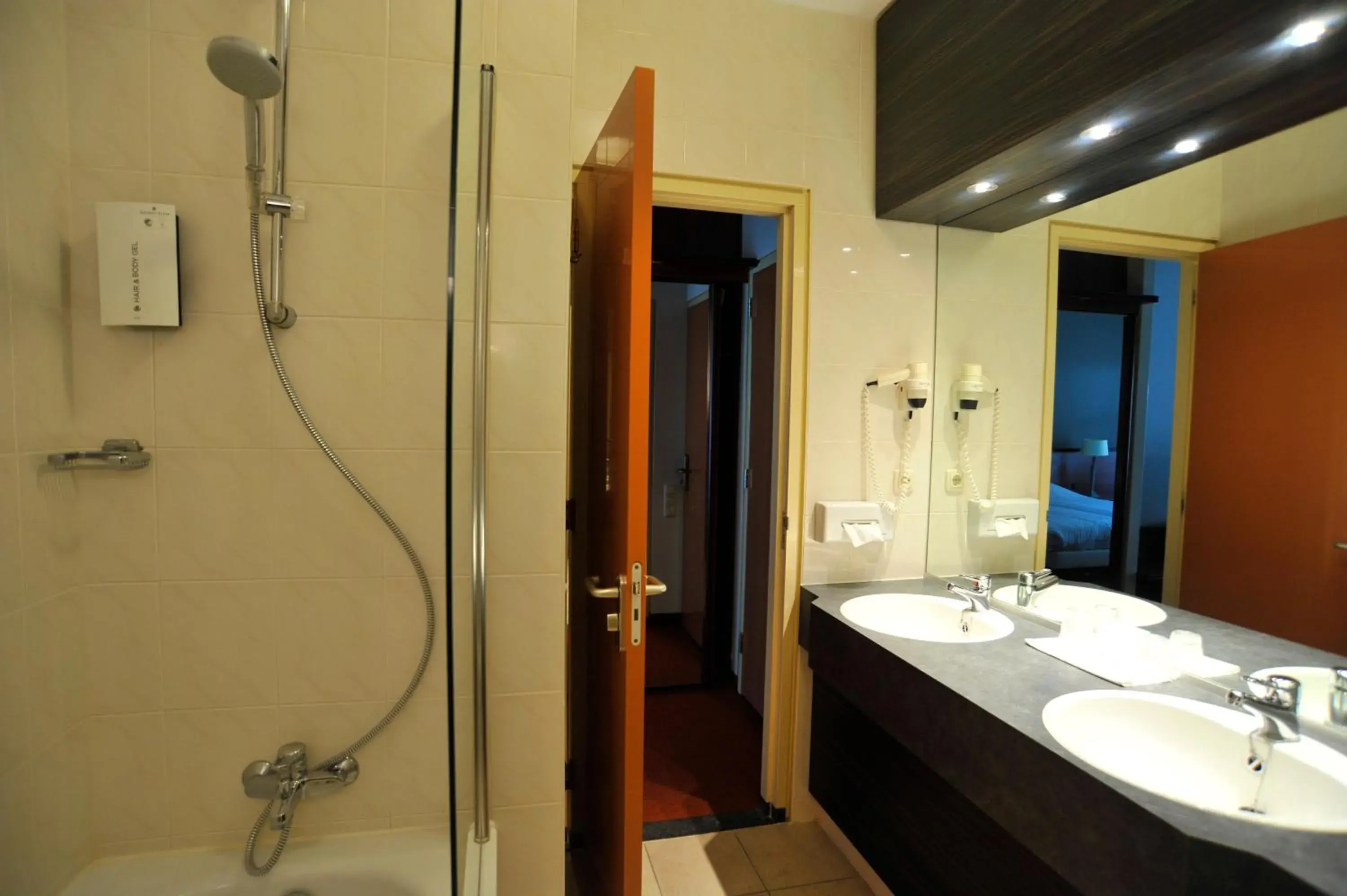 Shower, Bathroom in Golden Tulip Tjaarda Oranjewoud - Heerenveen