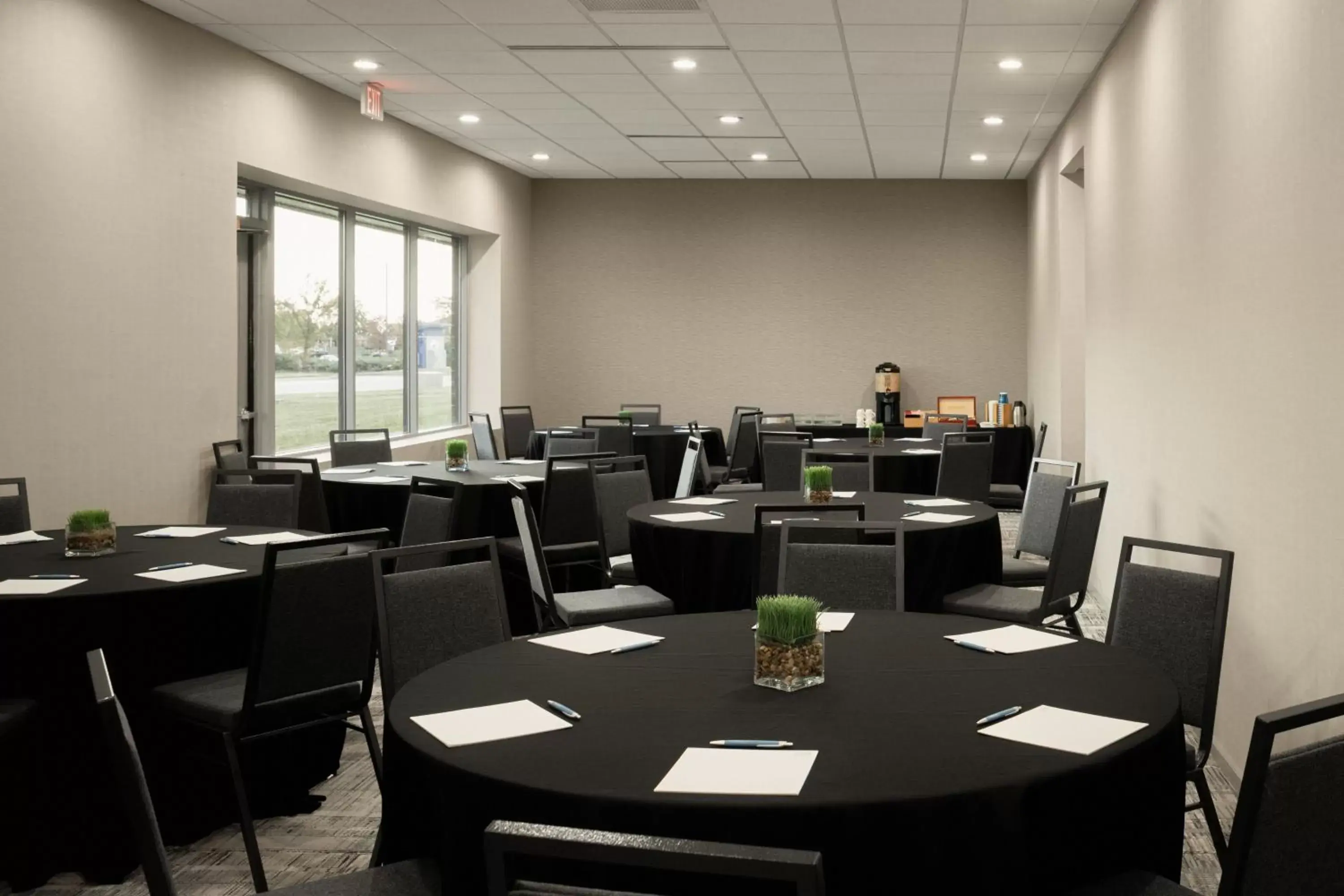 Meeting/conference room in Four Points by Sheraton Milwaukee North Shore