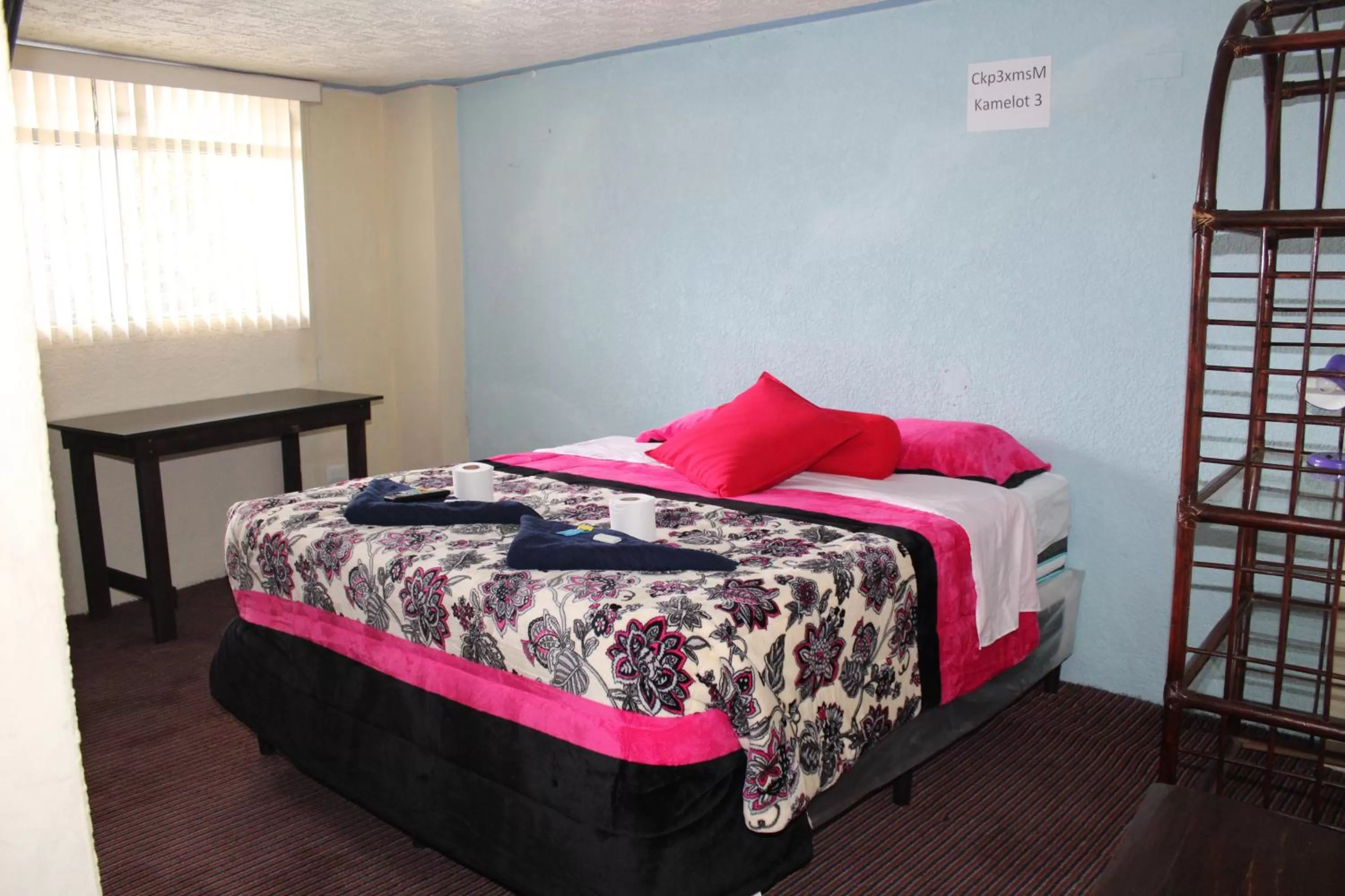 Decorative detail, Bed in hotel kasa kamelot 2