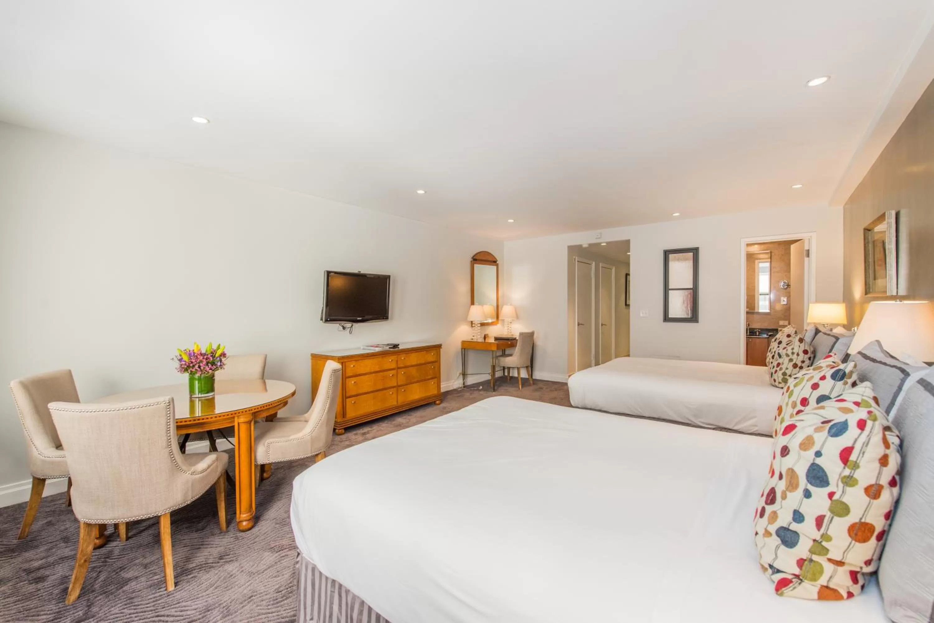 Bedroom, Bed in Lombardy Hotel