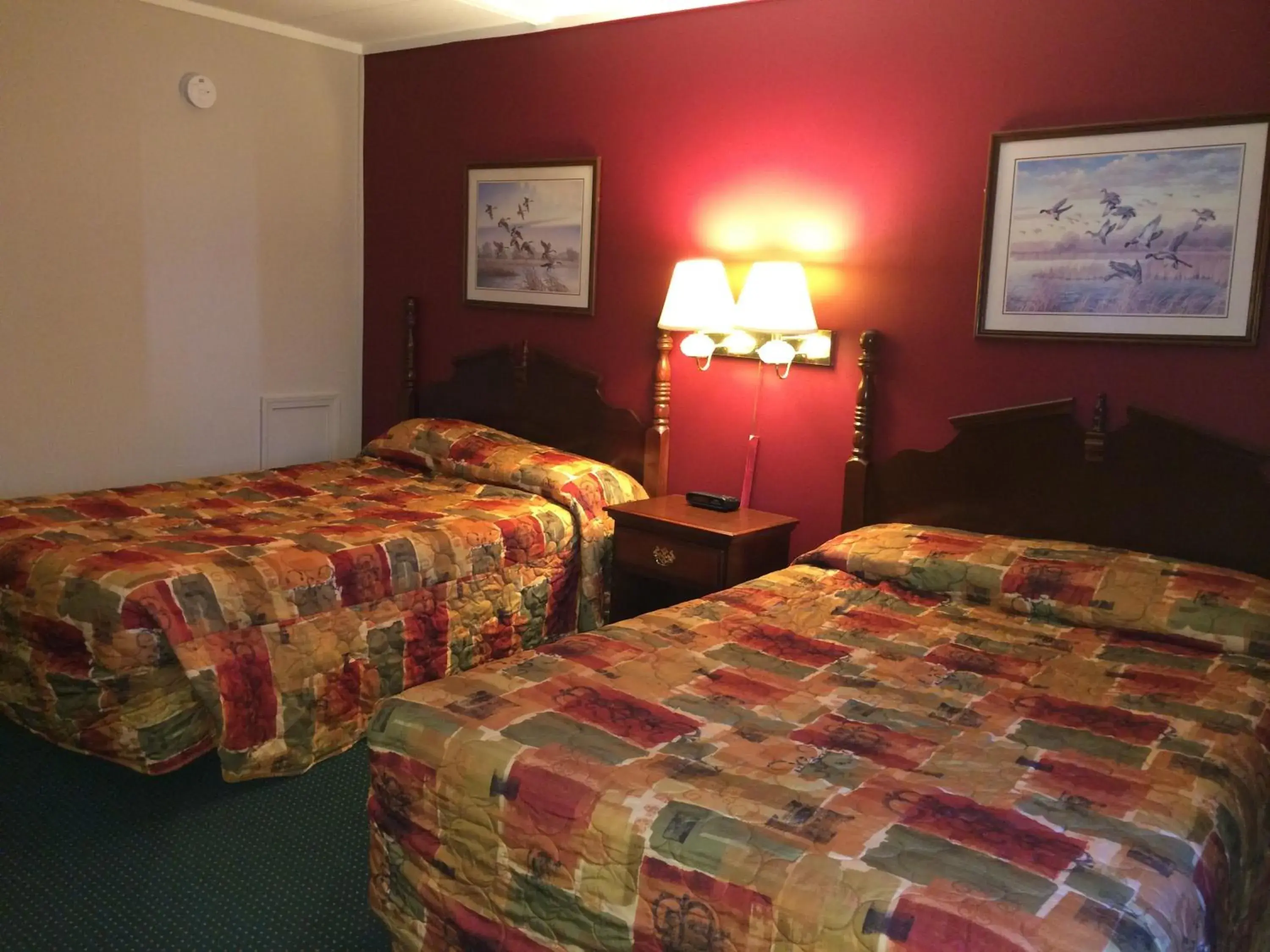 Bed in Rapids Inn & Suites