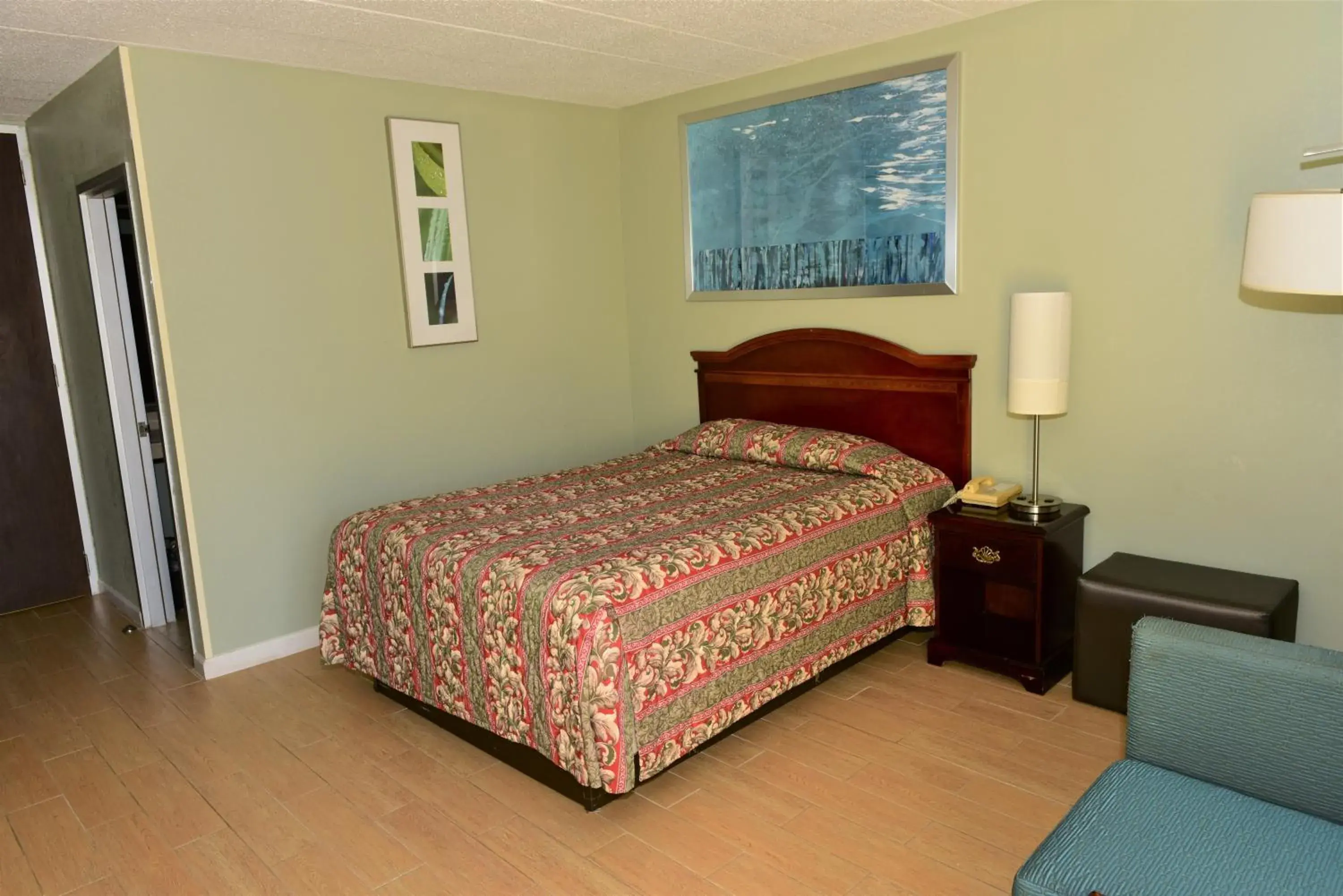 Bed in Red Carpet Inn