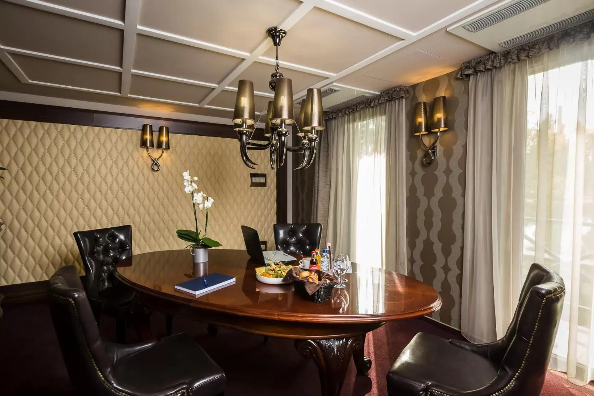 Restaurant/places to eat in Duna Garden Hotel Restaurant/places to eat in Duna Garden Hotel