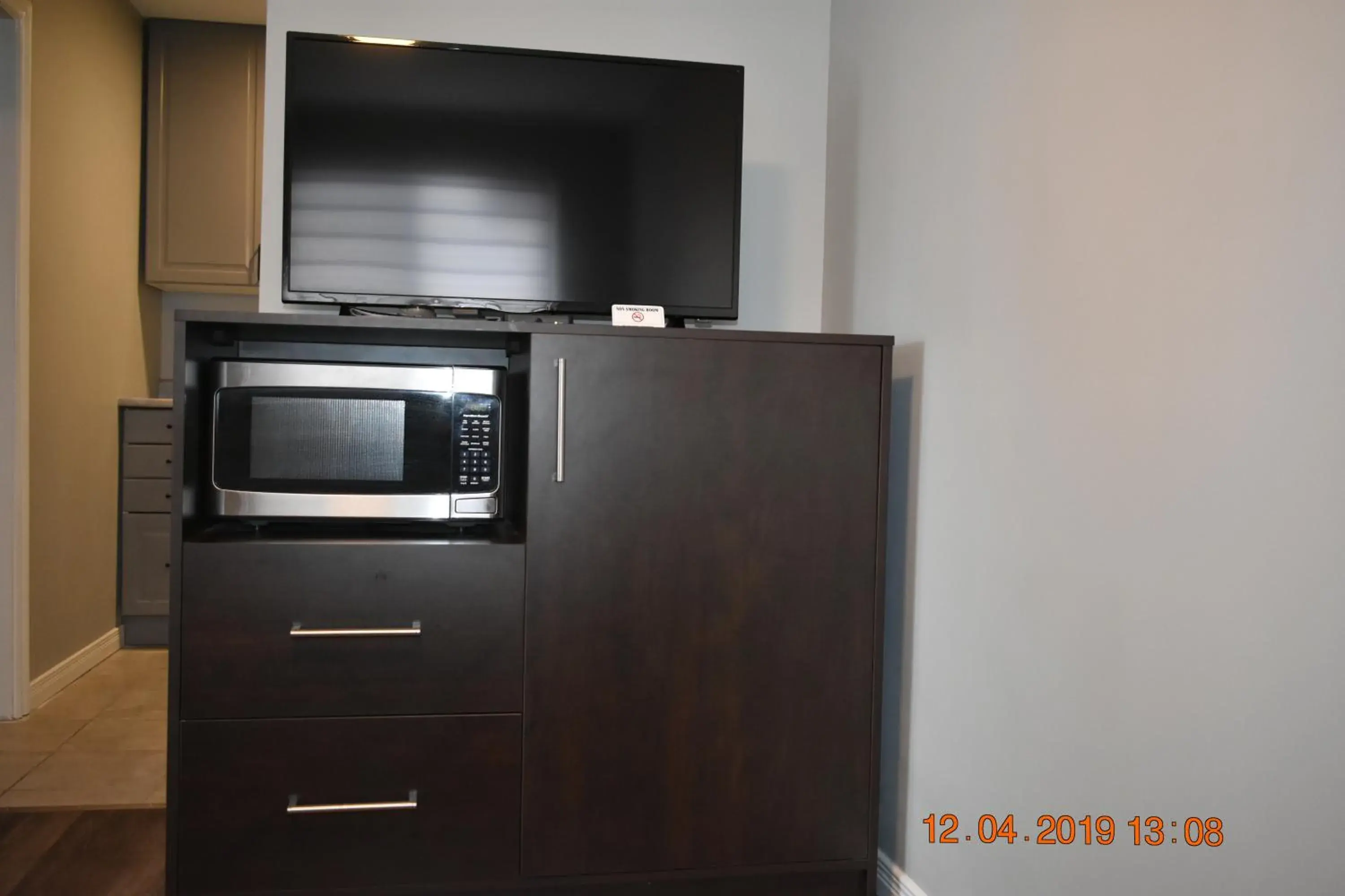 minibar, TV/Entertainment Center in Time Travellers Motel