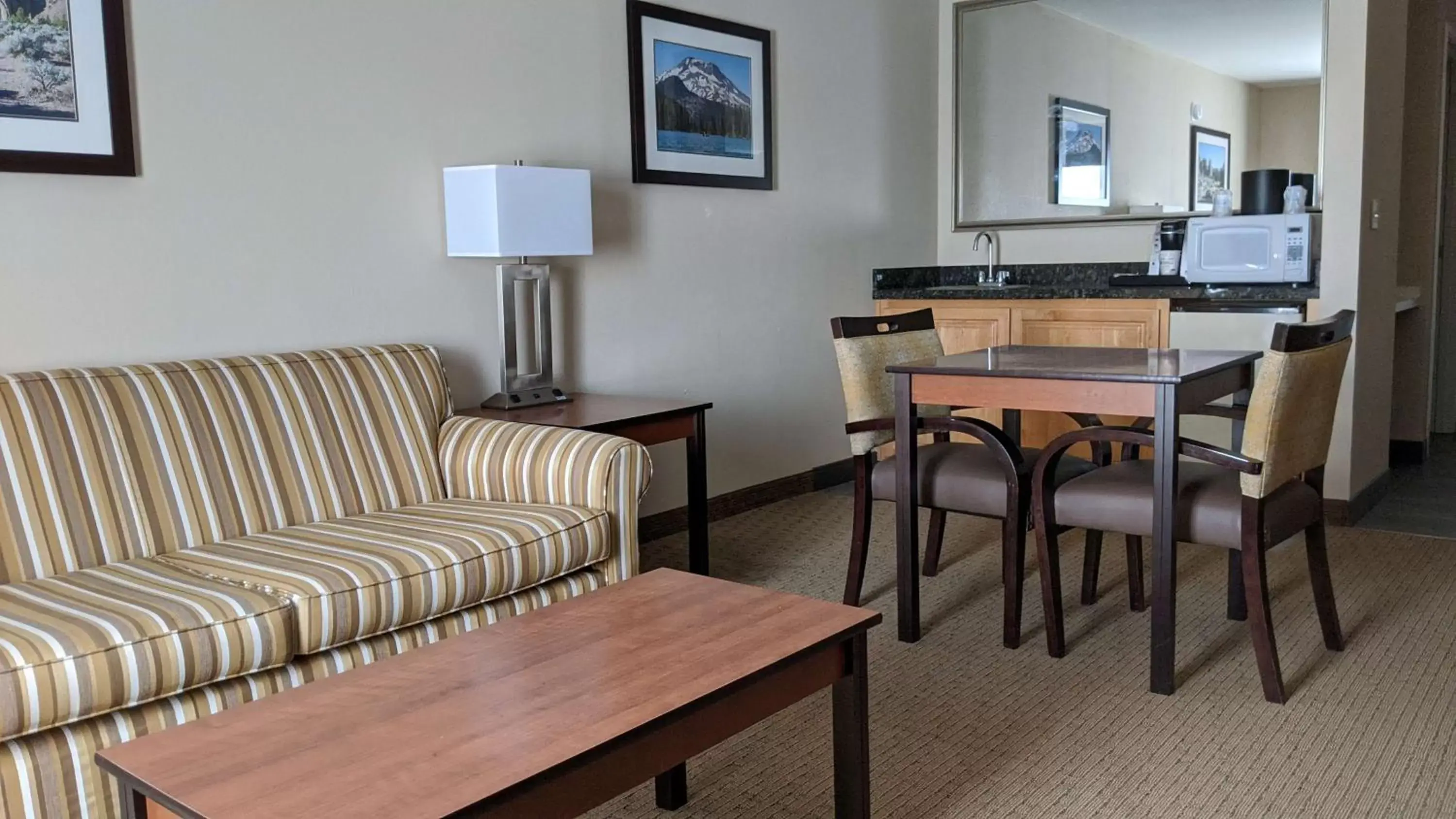 Photo of the whole room, Seating Area in Best Western Plus Bend North