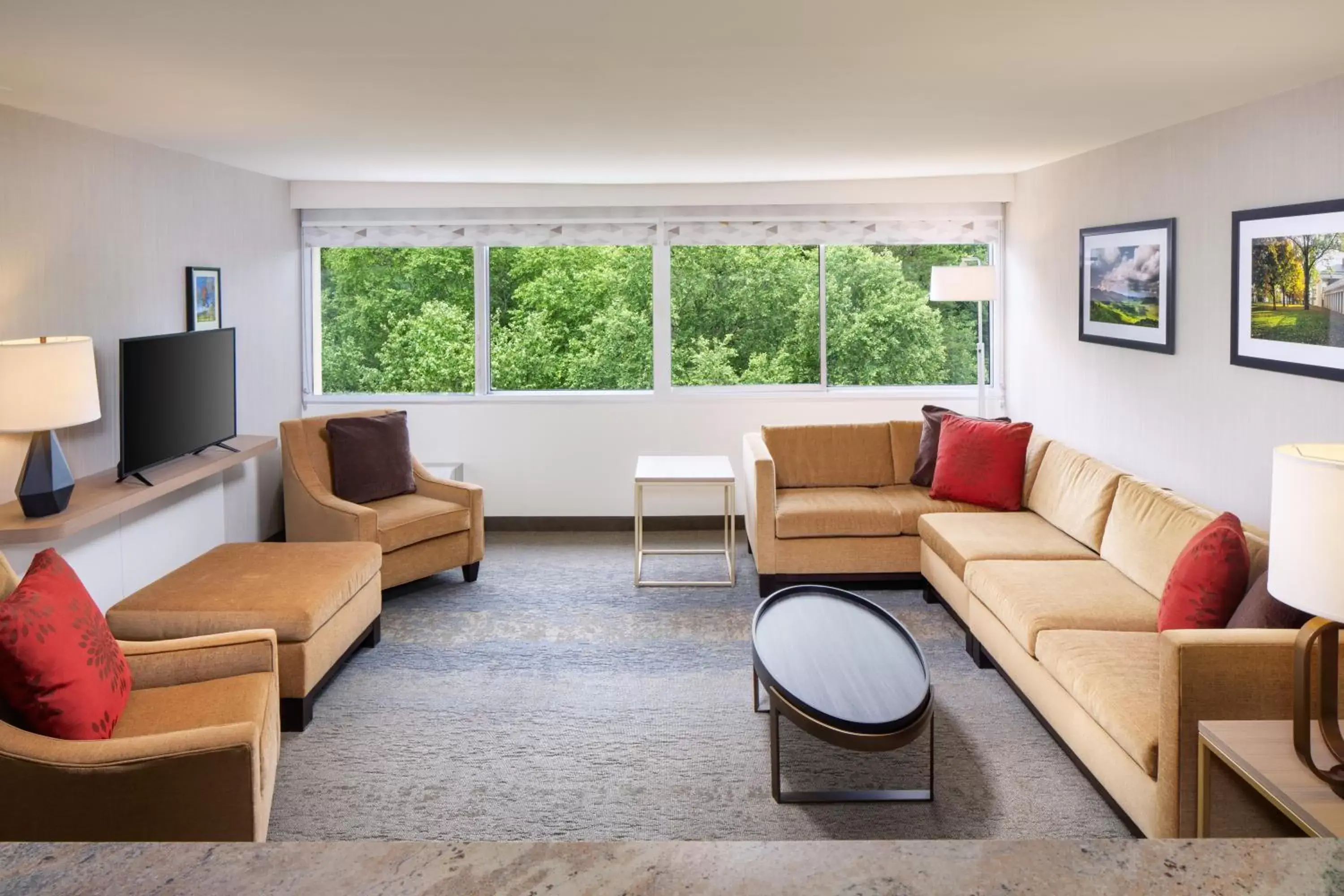 Living room, Seating Area in Holiday Inn Charlottesville-Monticello, an IHG Hotel