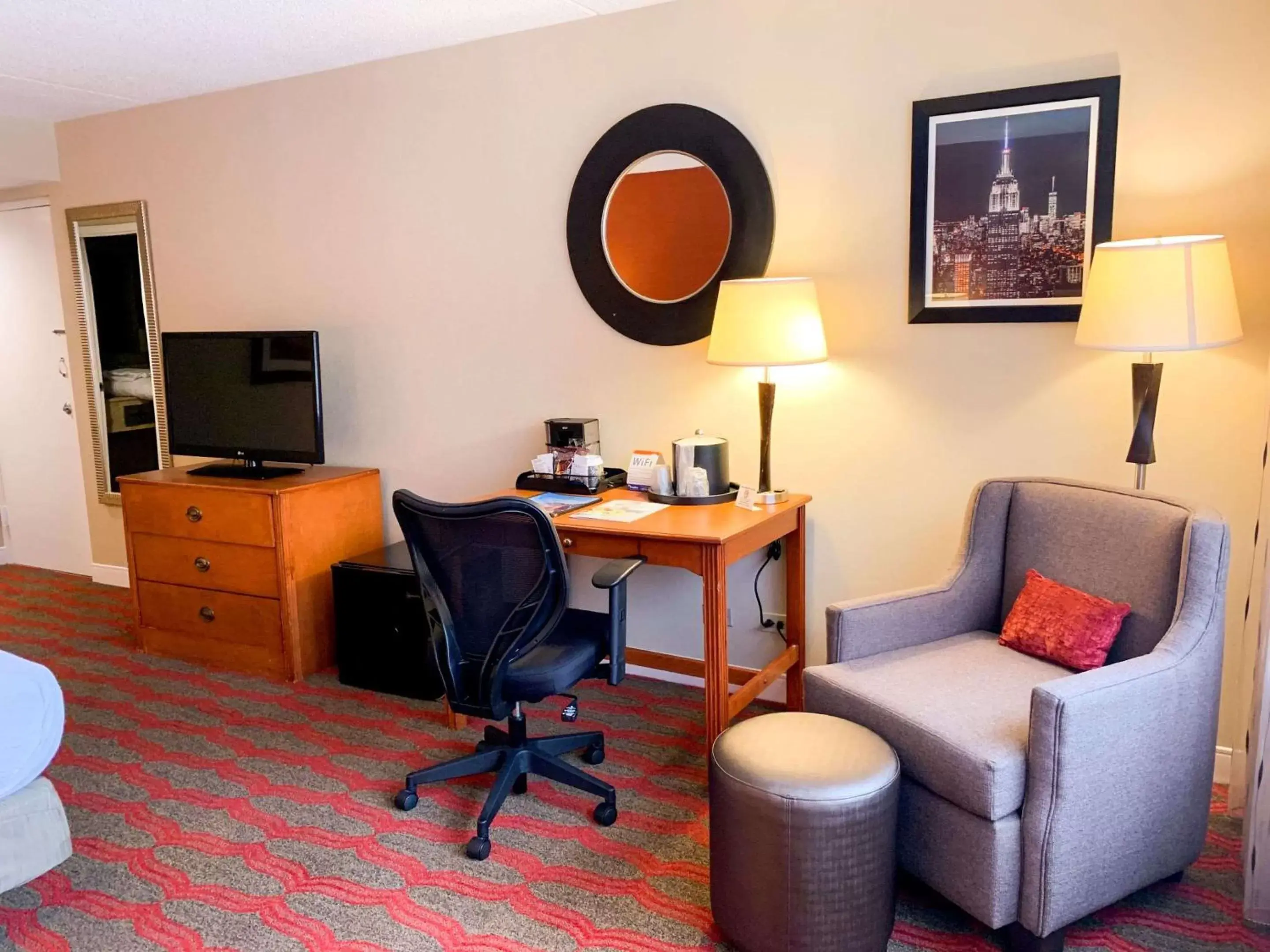 Photo of the whole room, Seating Area in LaGuardia Plaza Hotel