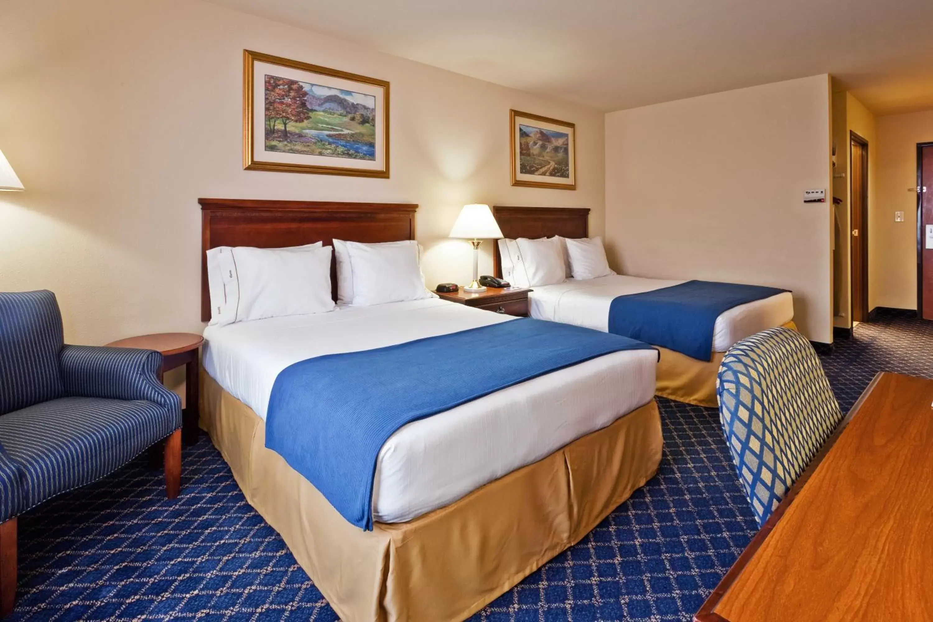 Bed in Holiday Inn Express Hotel & Suites Paragould, an IHG Hotel