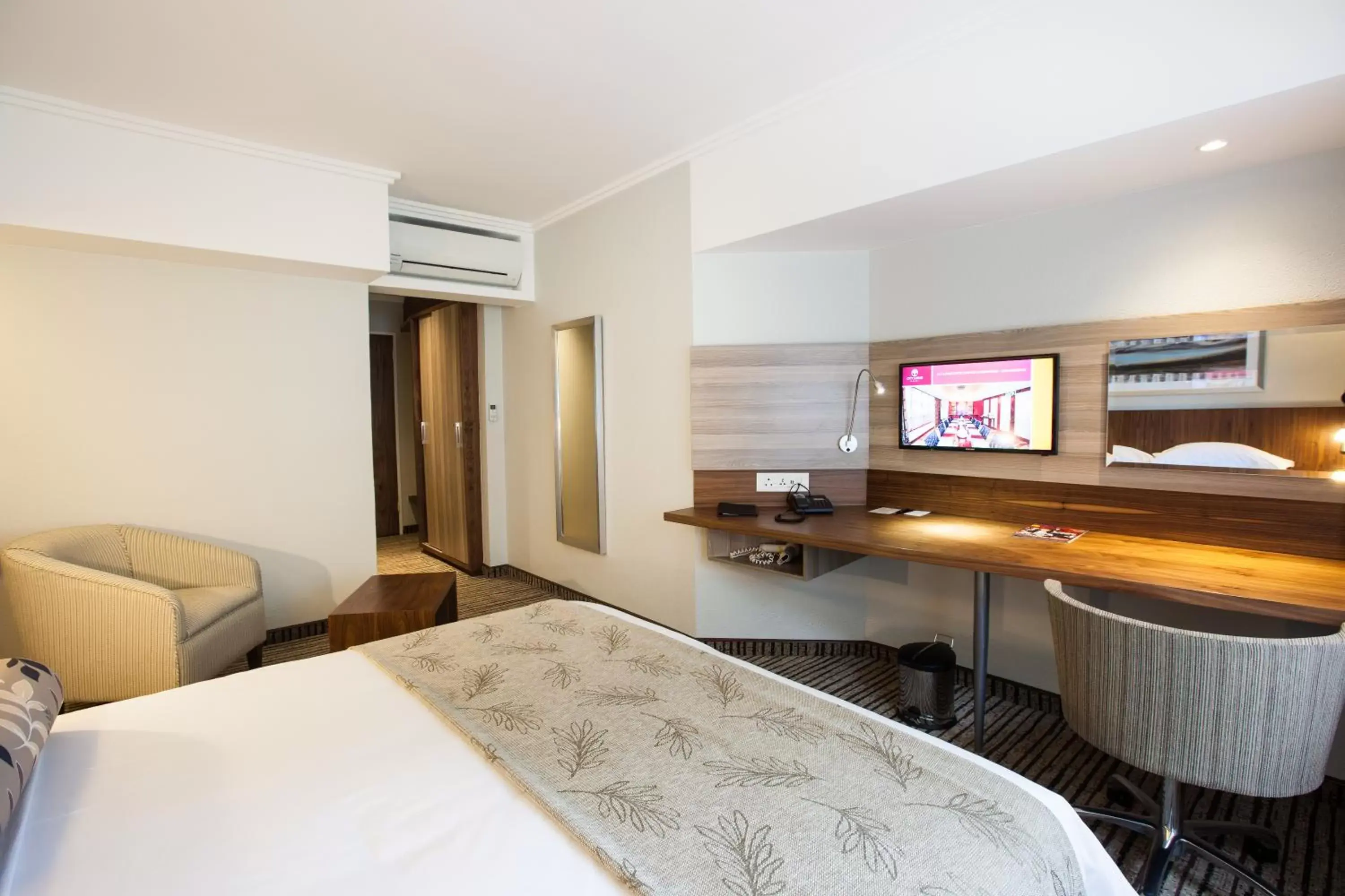 Bed, TV/Entertainment Center in City Lodge Hotel Pinelands