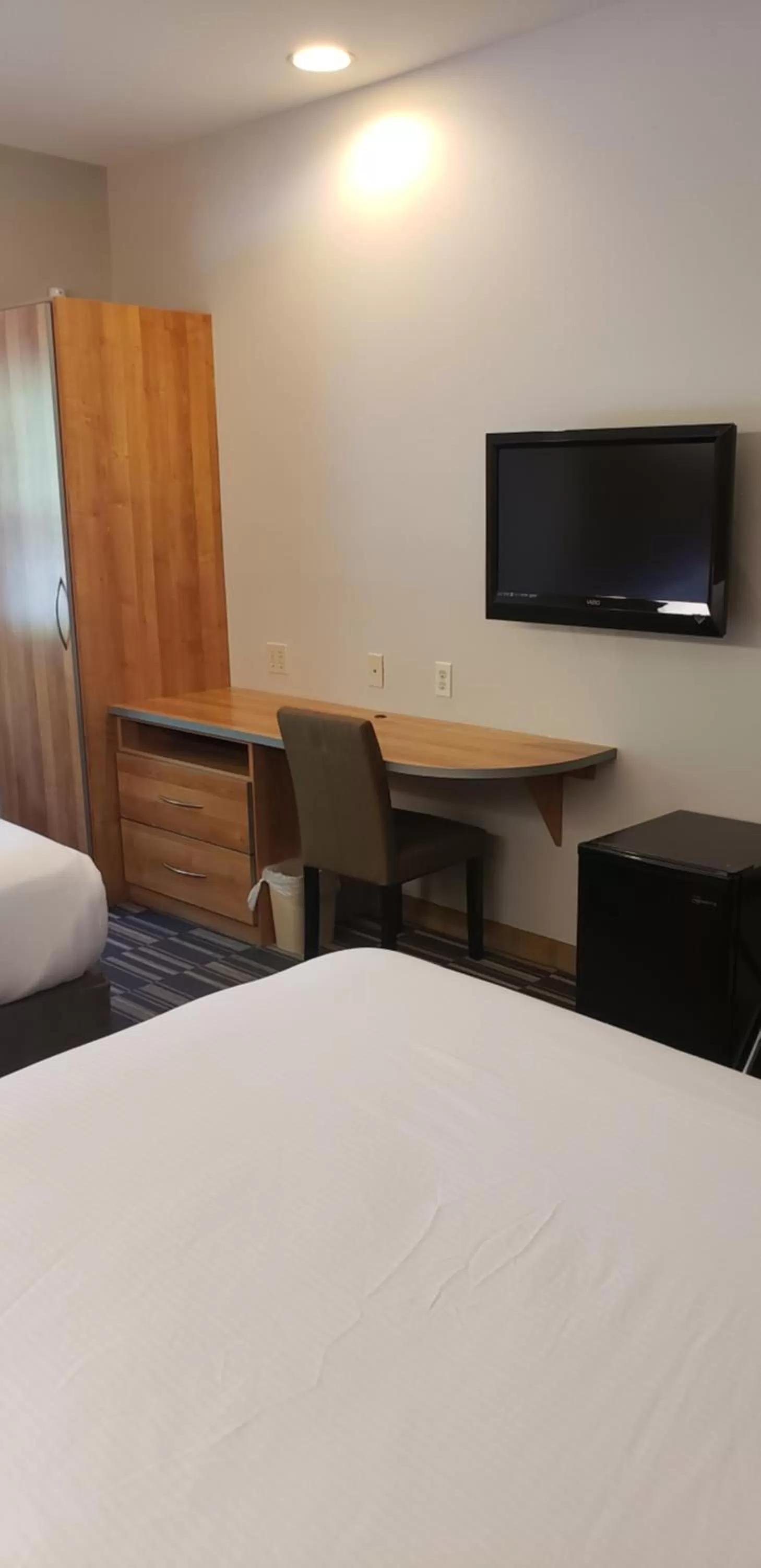 TV and multimedia, Bed in York Microtel Inn & Suites by Wyndham