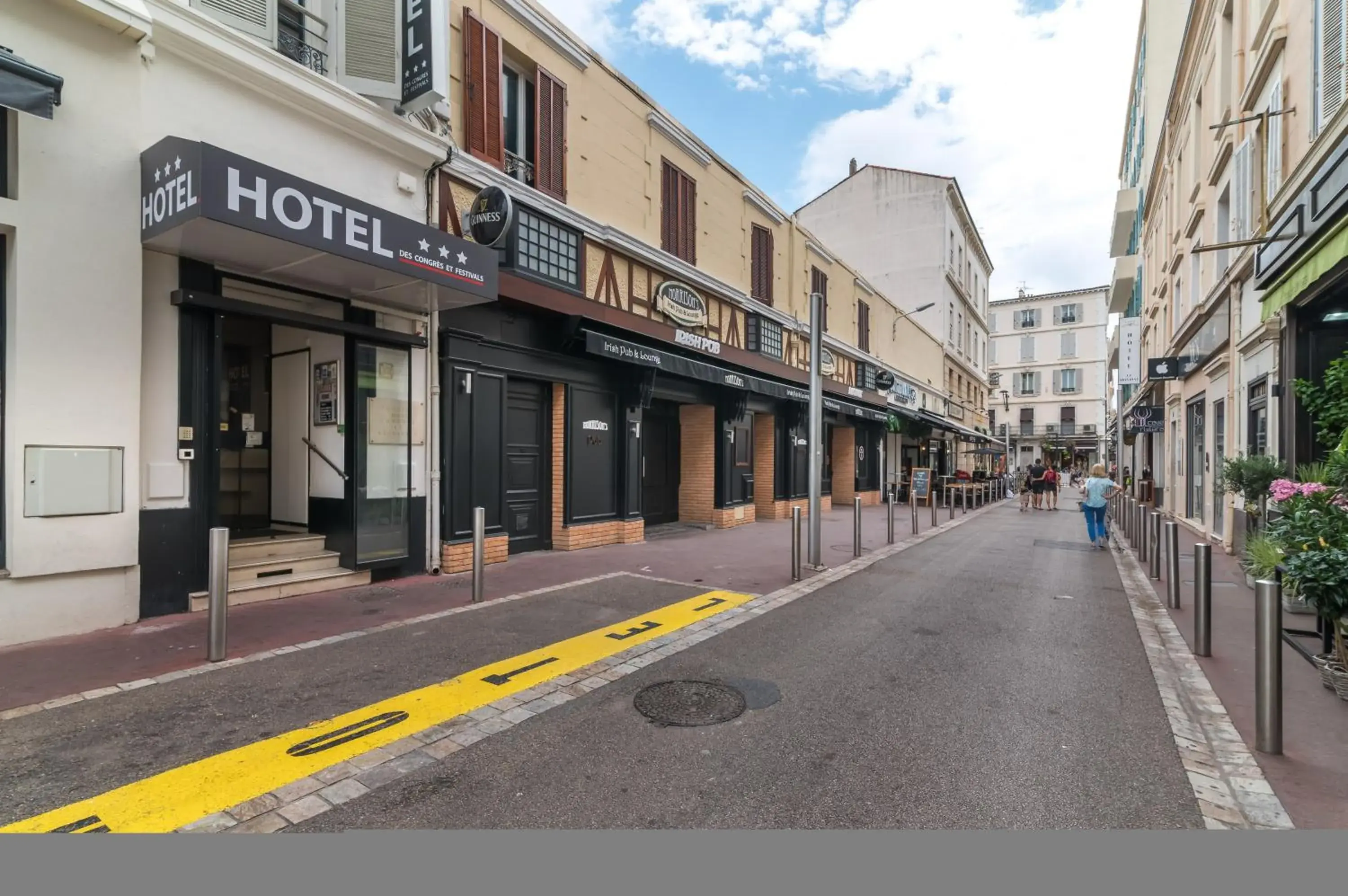 Neighbourhood in Hotel des Congrès et Festivals