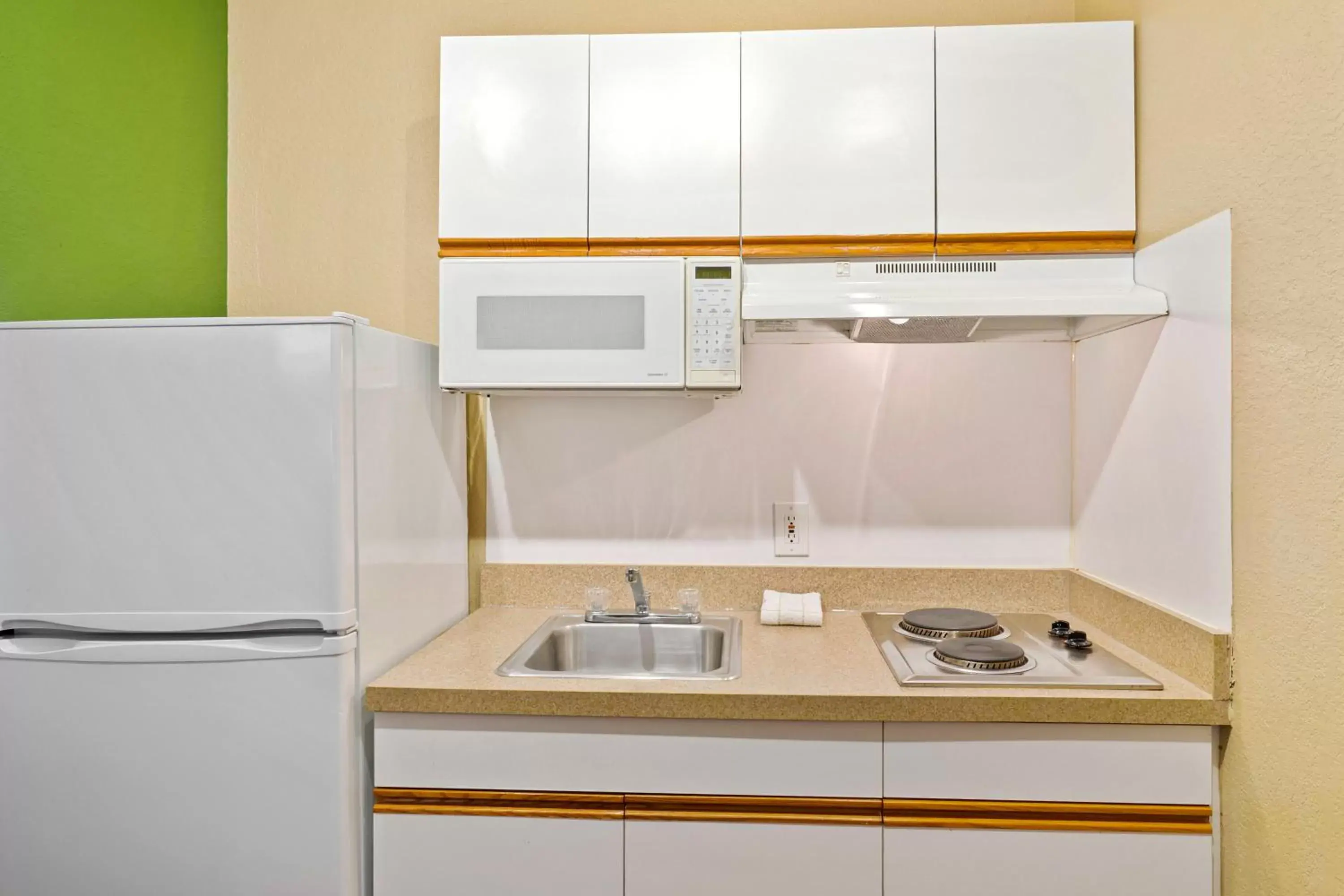 Kitchen or kitchenette, Kitchen/Kitchenette in Extended Stay America Suites - Washington, DC - Falls Church - Merrifield