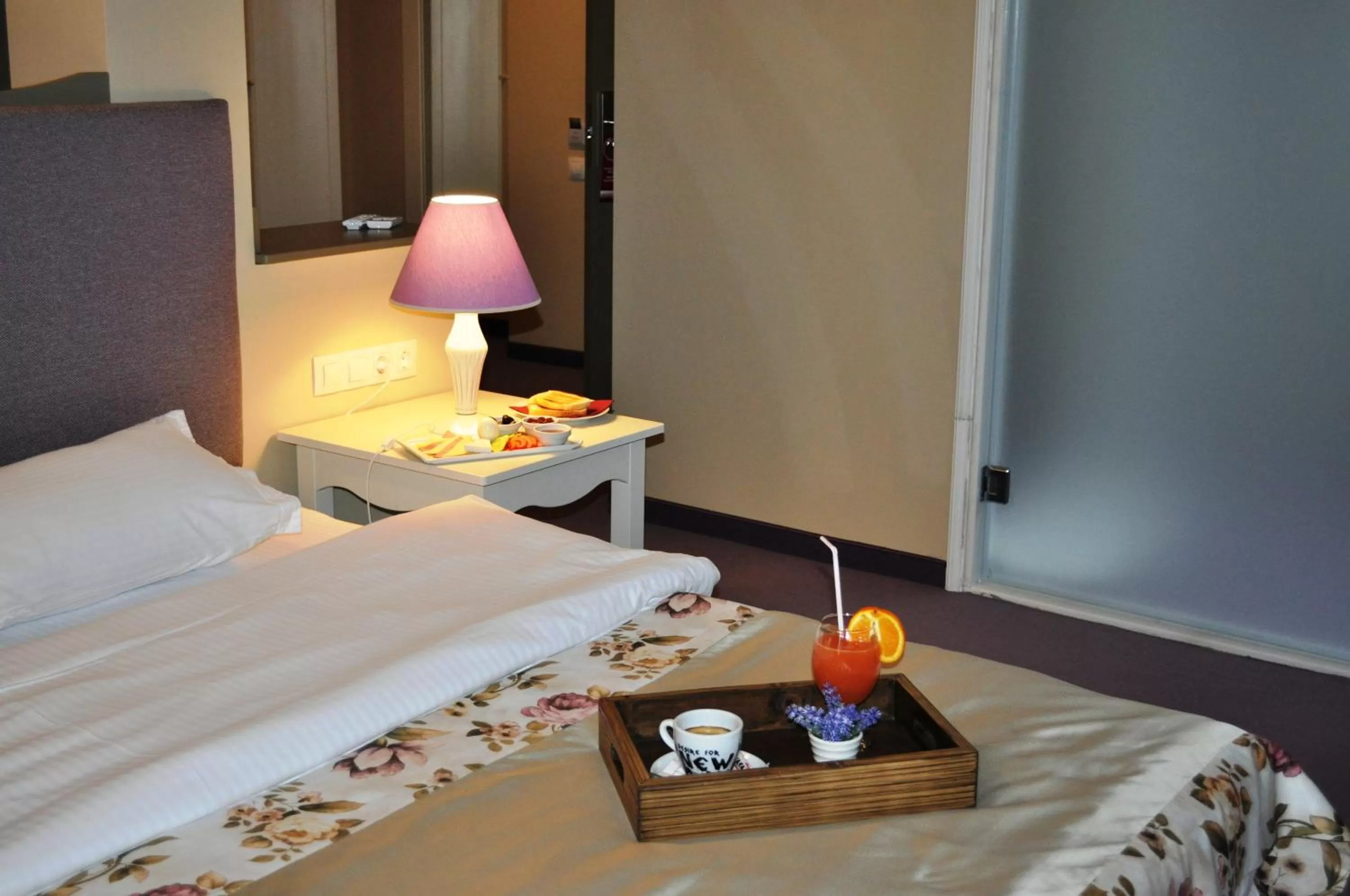 Food close-up, Bed in Parish Hotel