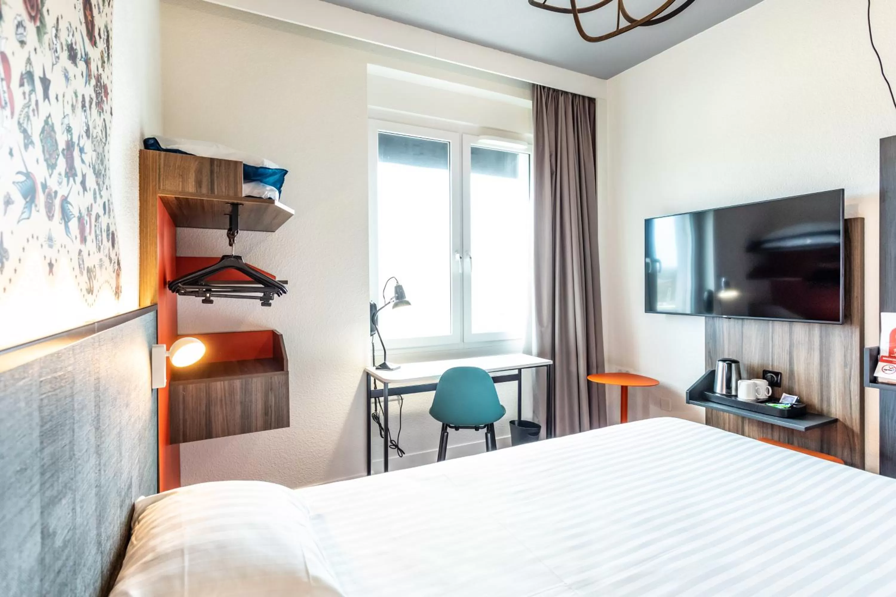 TV and multimedia, Bed in Hôtel The Originals City Le Berry - proche centre-ville - Gare - parking - recharge véhicule