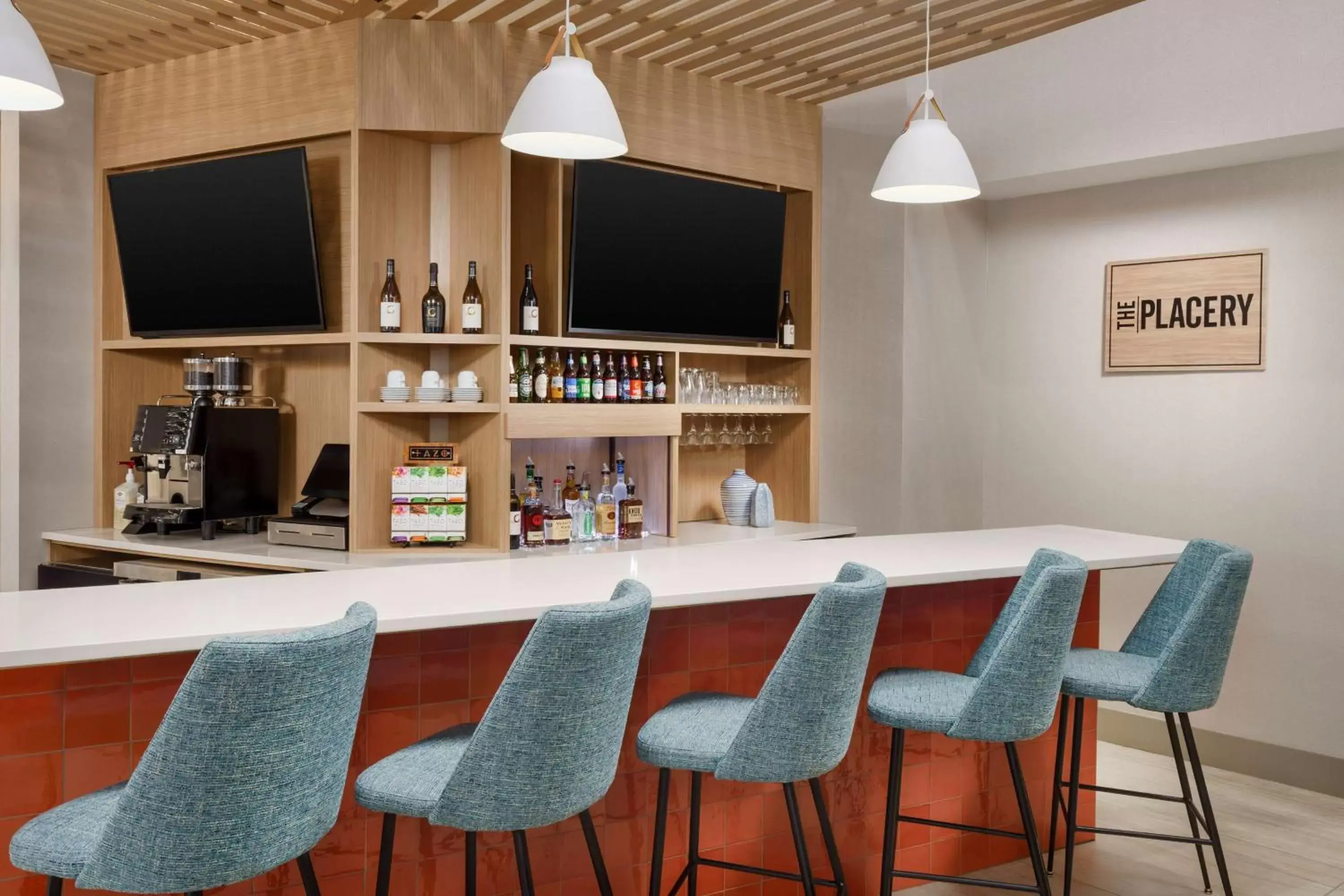 Lounge or bar in Hyatt Place across from Universal Orlando Resort
