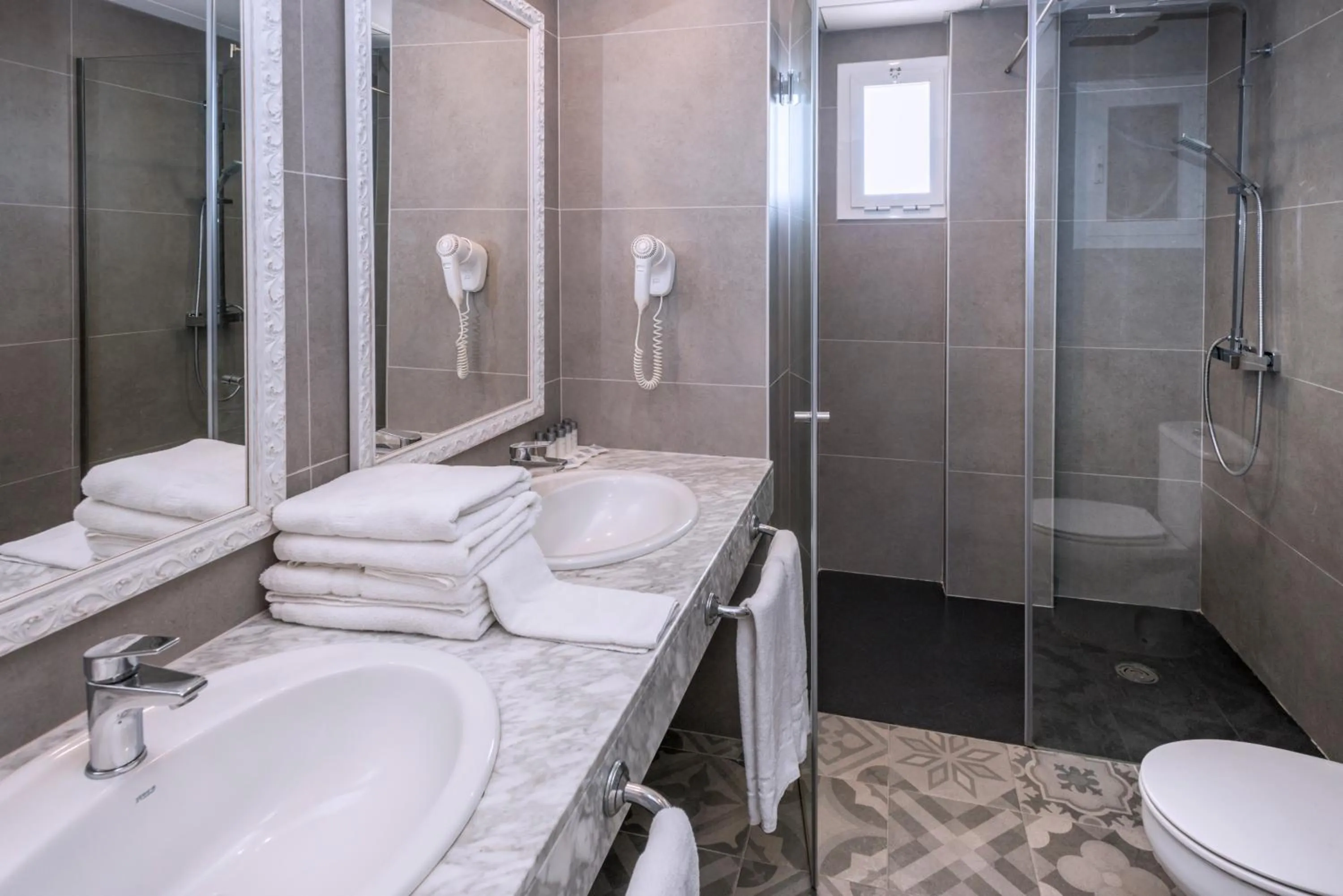 Bathroom in Hotel Oasis Park Splash