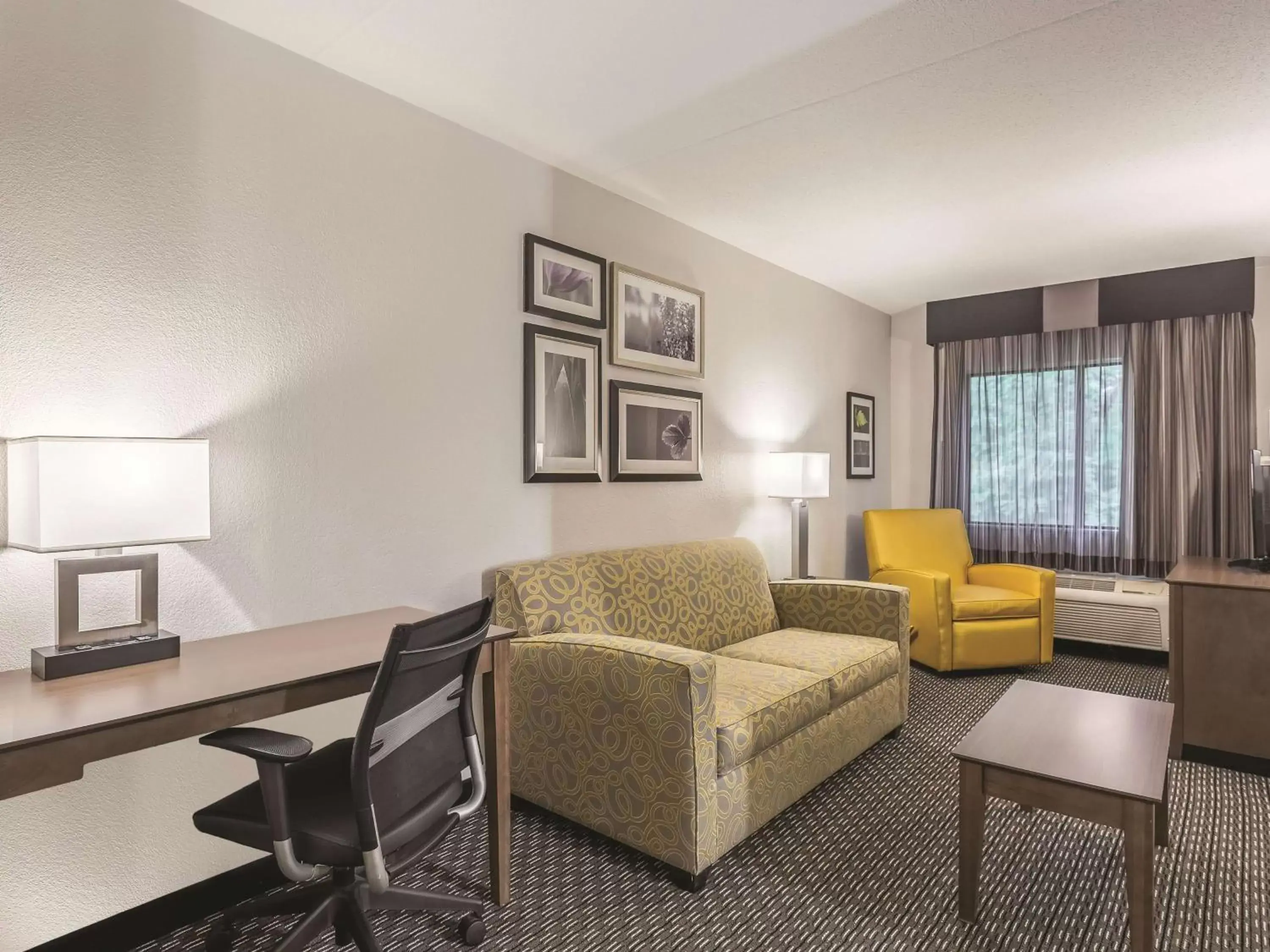 Photo of the whole room, Seating Area in La Quinta by Wyndham Columbia / Fort Meade