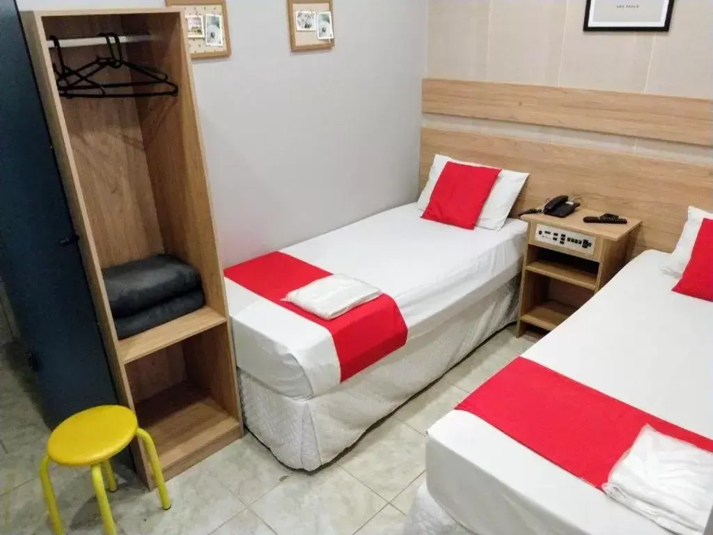 Budget Twin Room in Hotel Urban Budget Twin Room in Hotel Urban