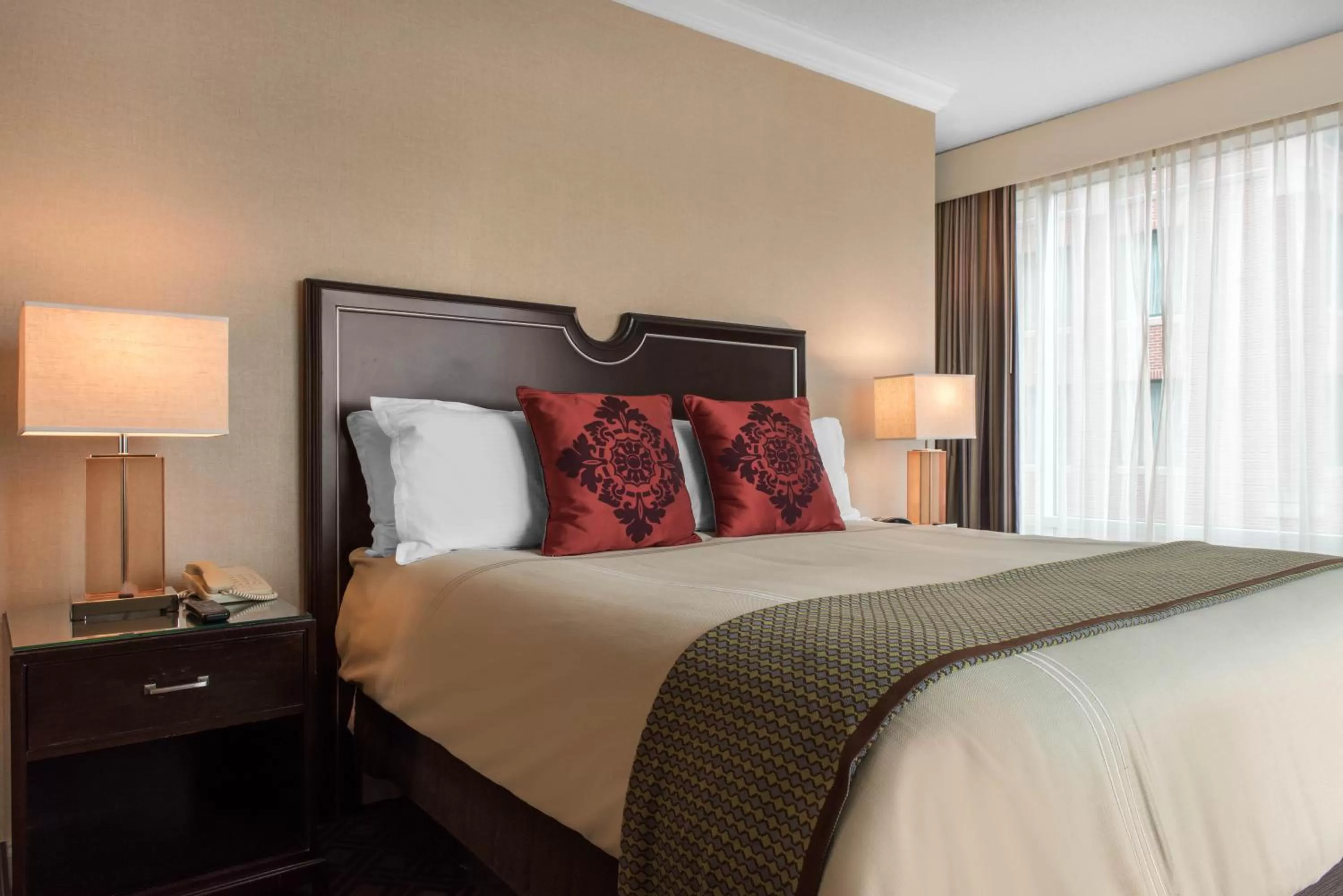 ADA Plaza Suite - 1 King Bed in Omni Severin Hotel