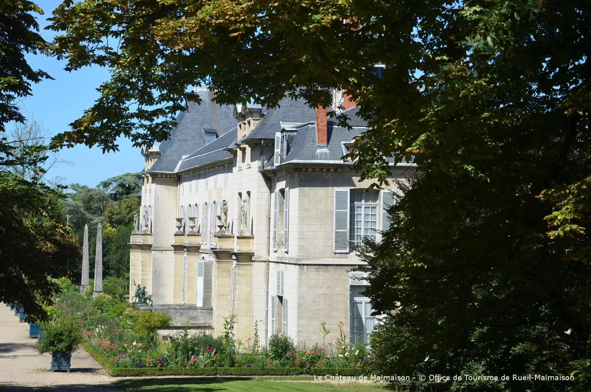 Nearby landmark, Property Building in ibis Paris Rueil Malmaison