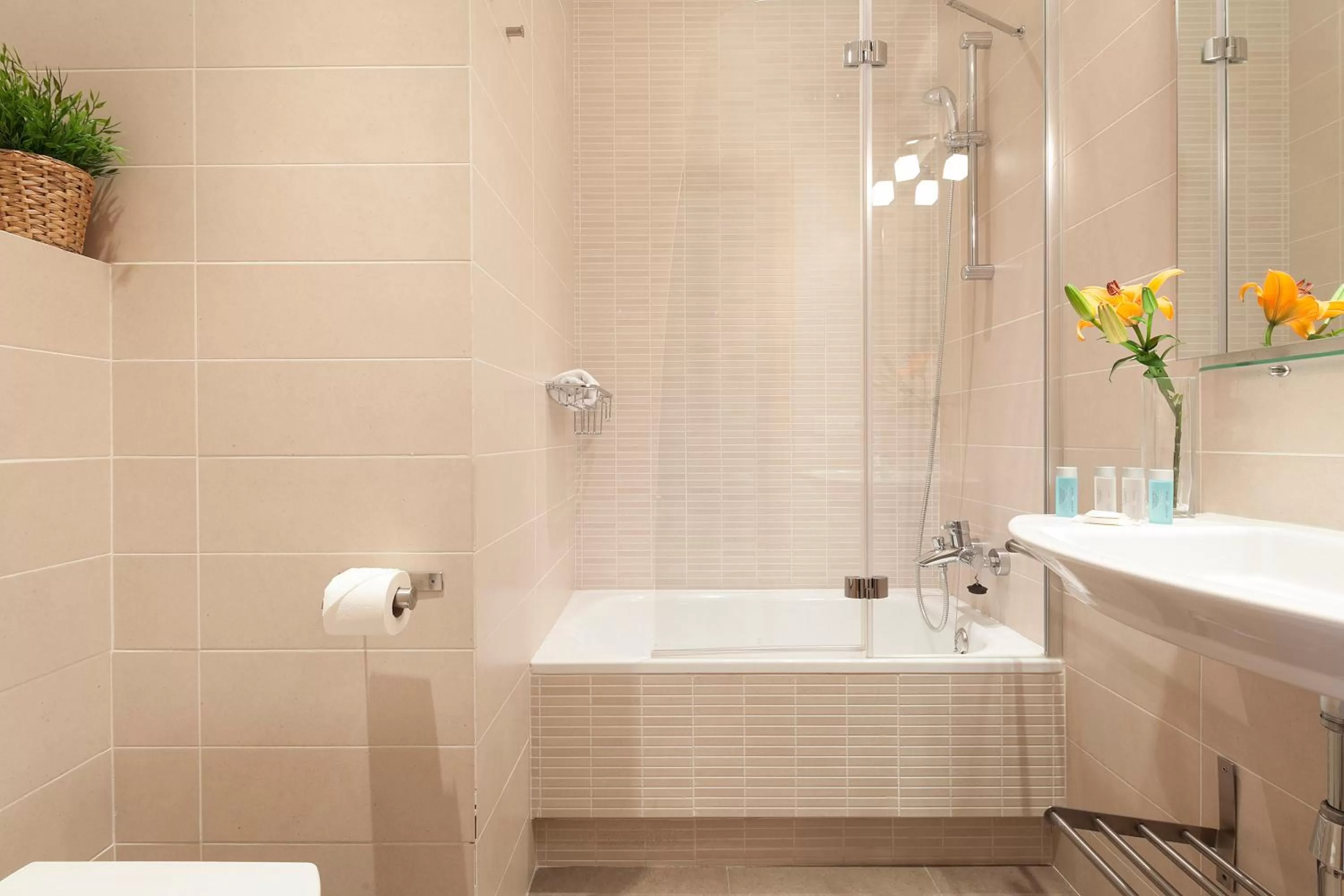 Bathroom in Hotel Acta Laumon