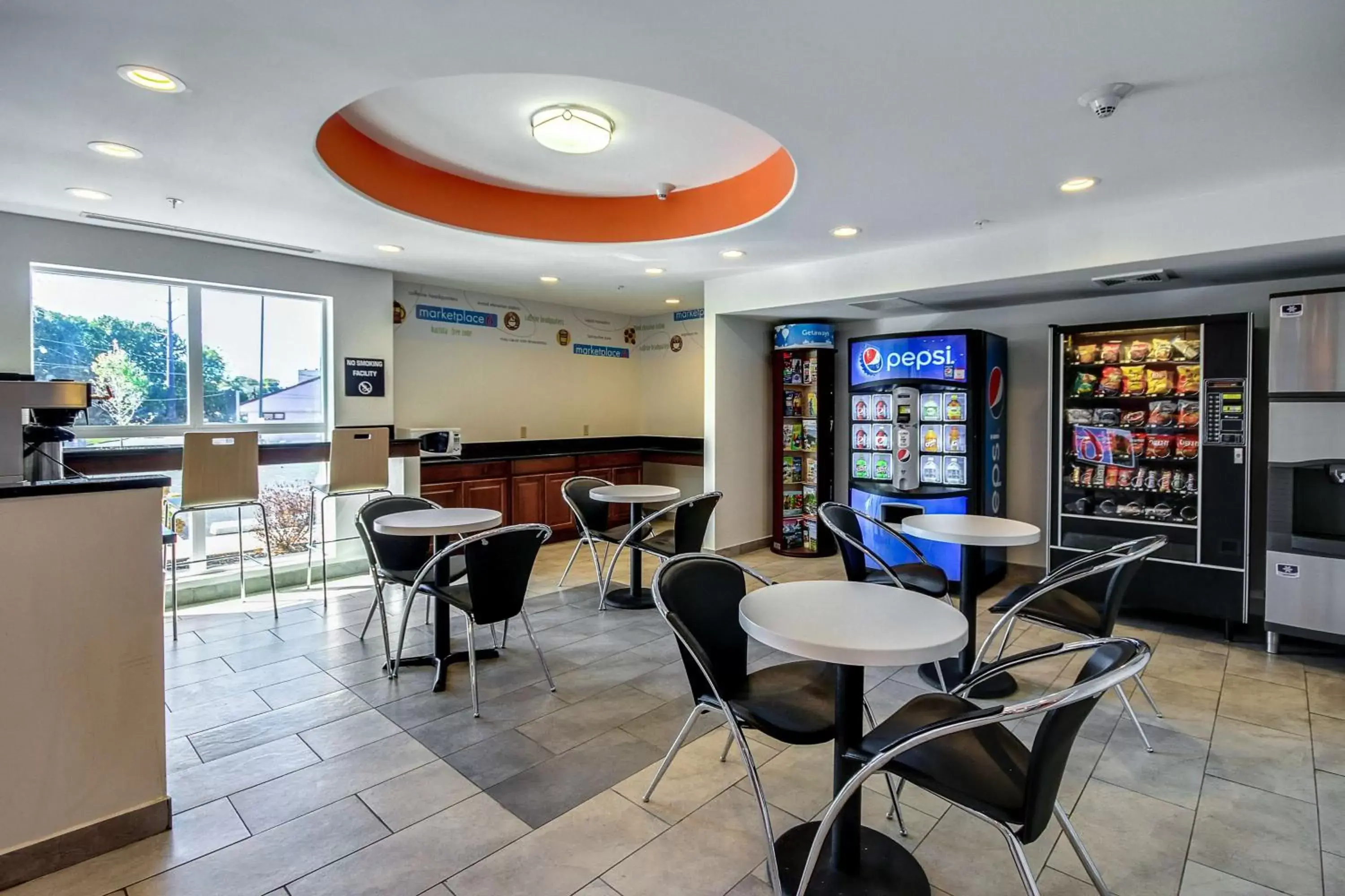 Coffee/tea facilities, Restaurant/Places to Eat in Motel 6-Allentown, PA