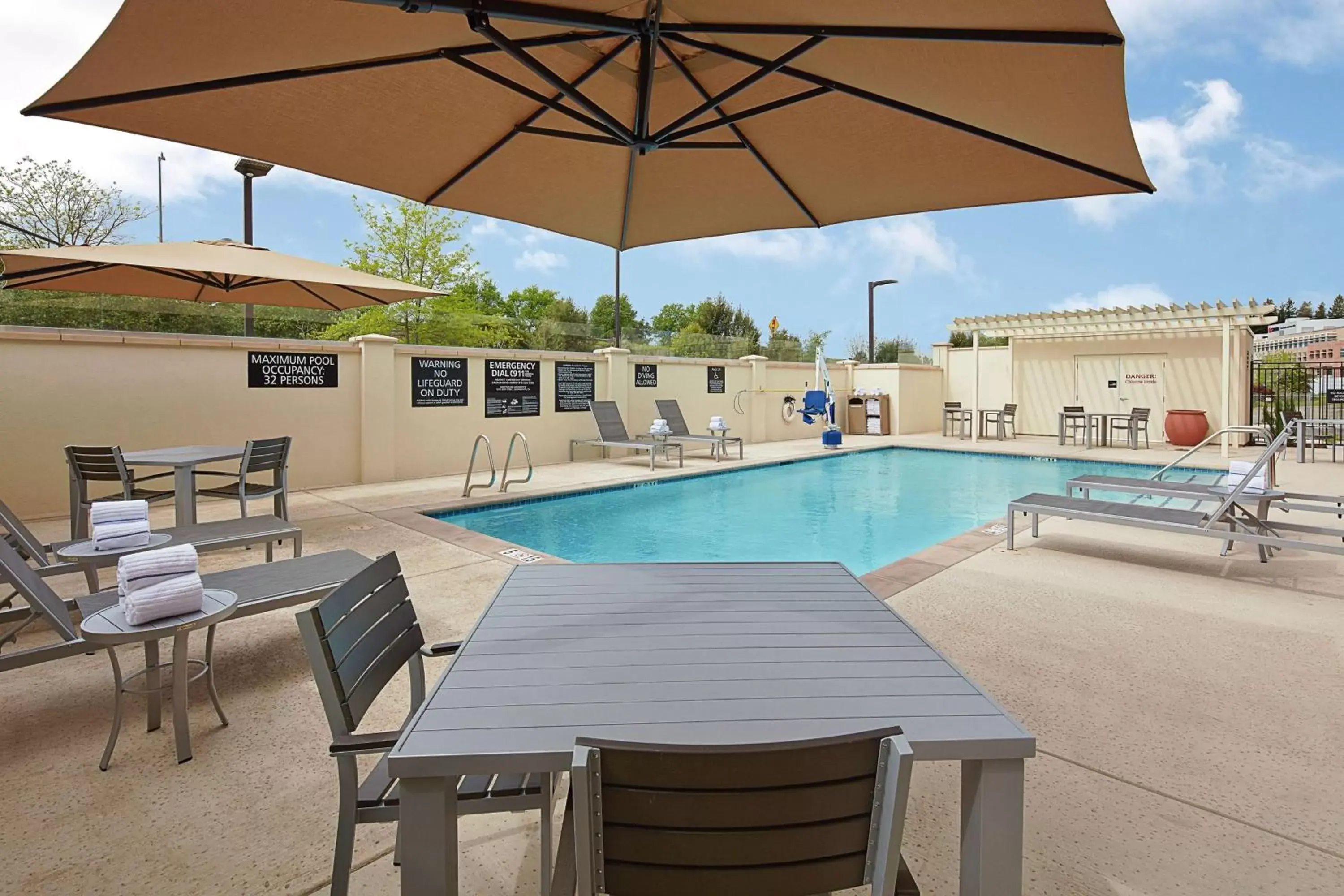 Swimming Pool in Hampton Inn & Suites Sacramento at CSUS