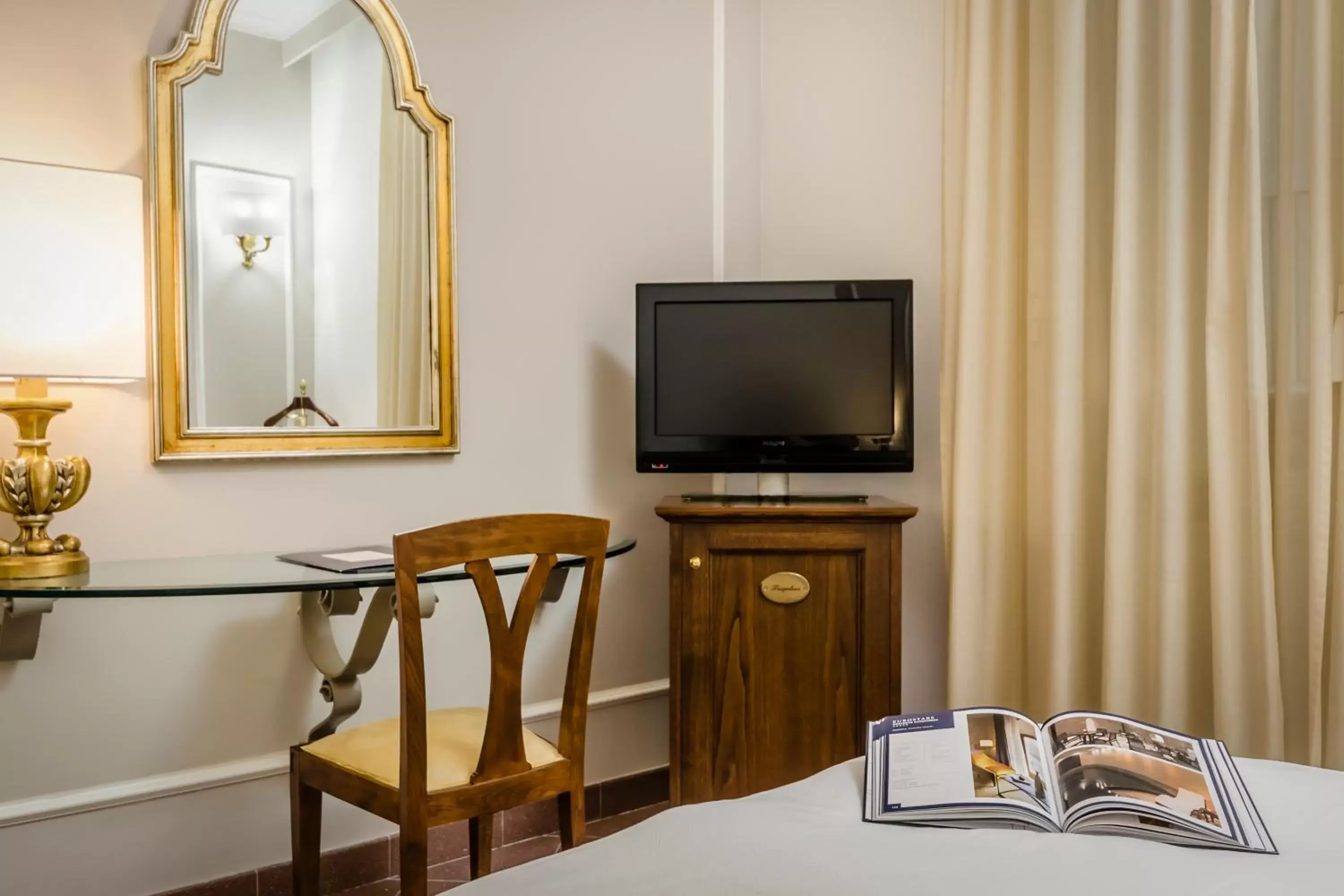 Bed, TV/Entertainment Center in Eurostars Centrale Palace Hotel