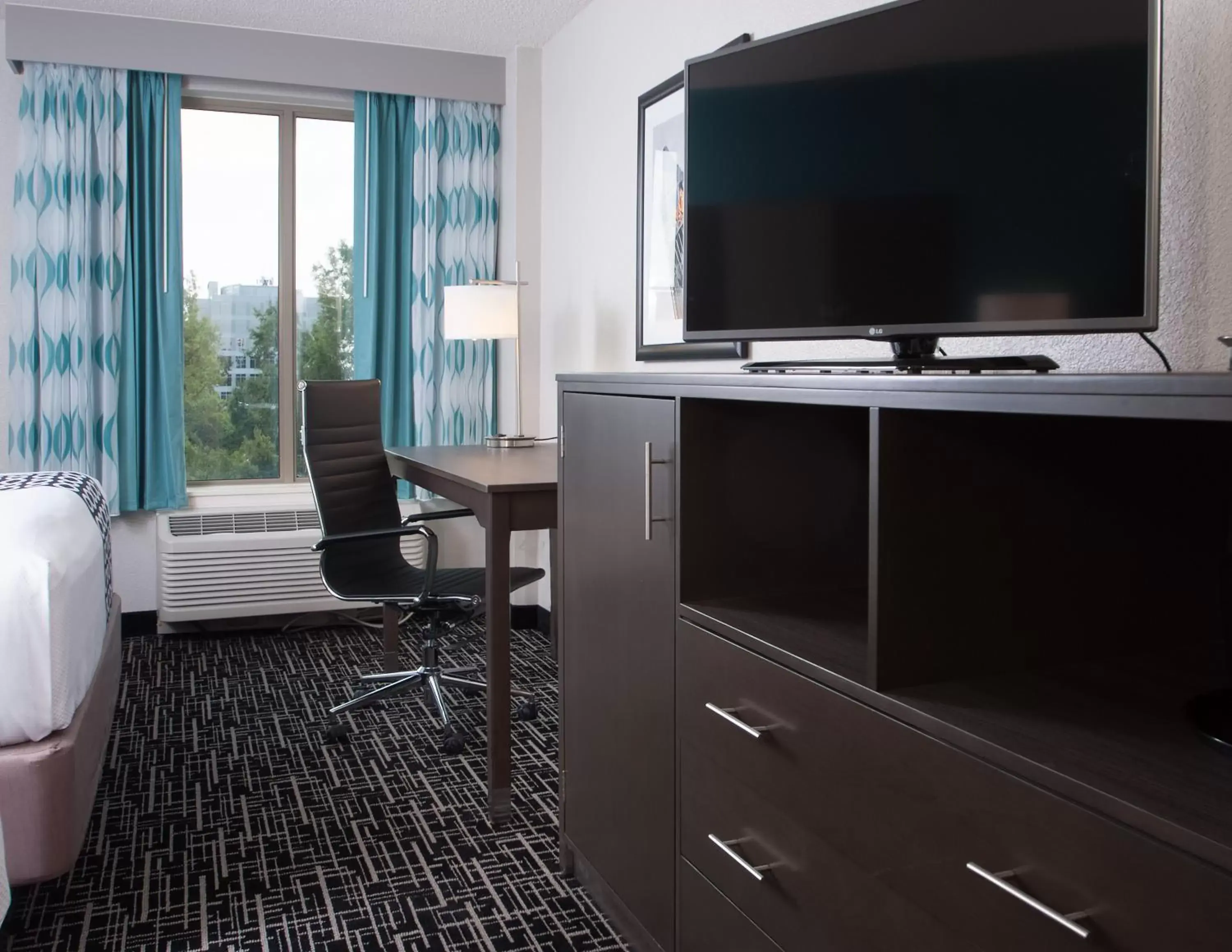 TV and multimedia, TV/Entertainment Center in La Quinta by Wyndham Atlanta Airport North