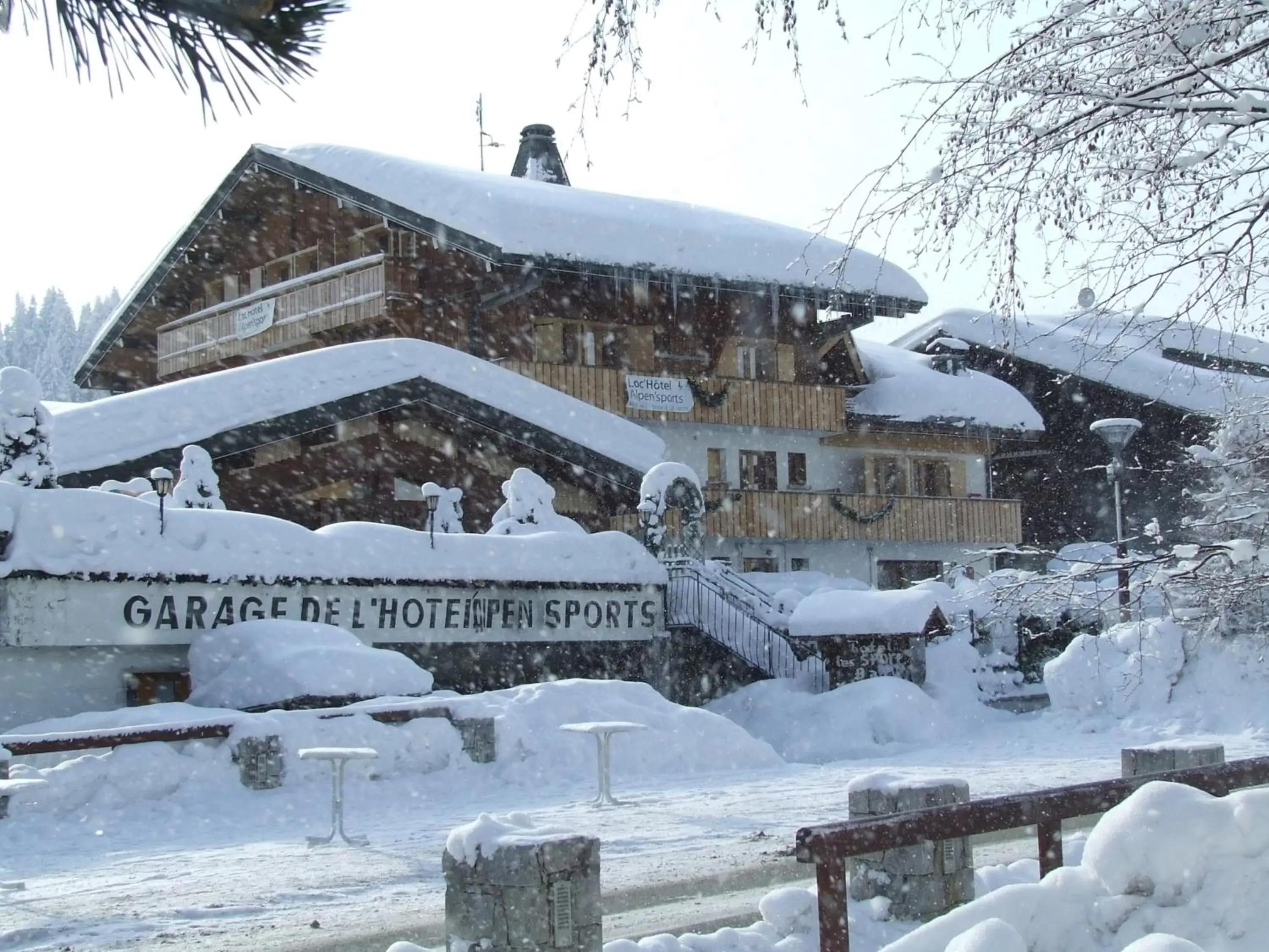 Property building, Winter in Loc'Hotel Alpen Sports