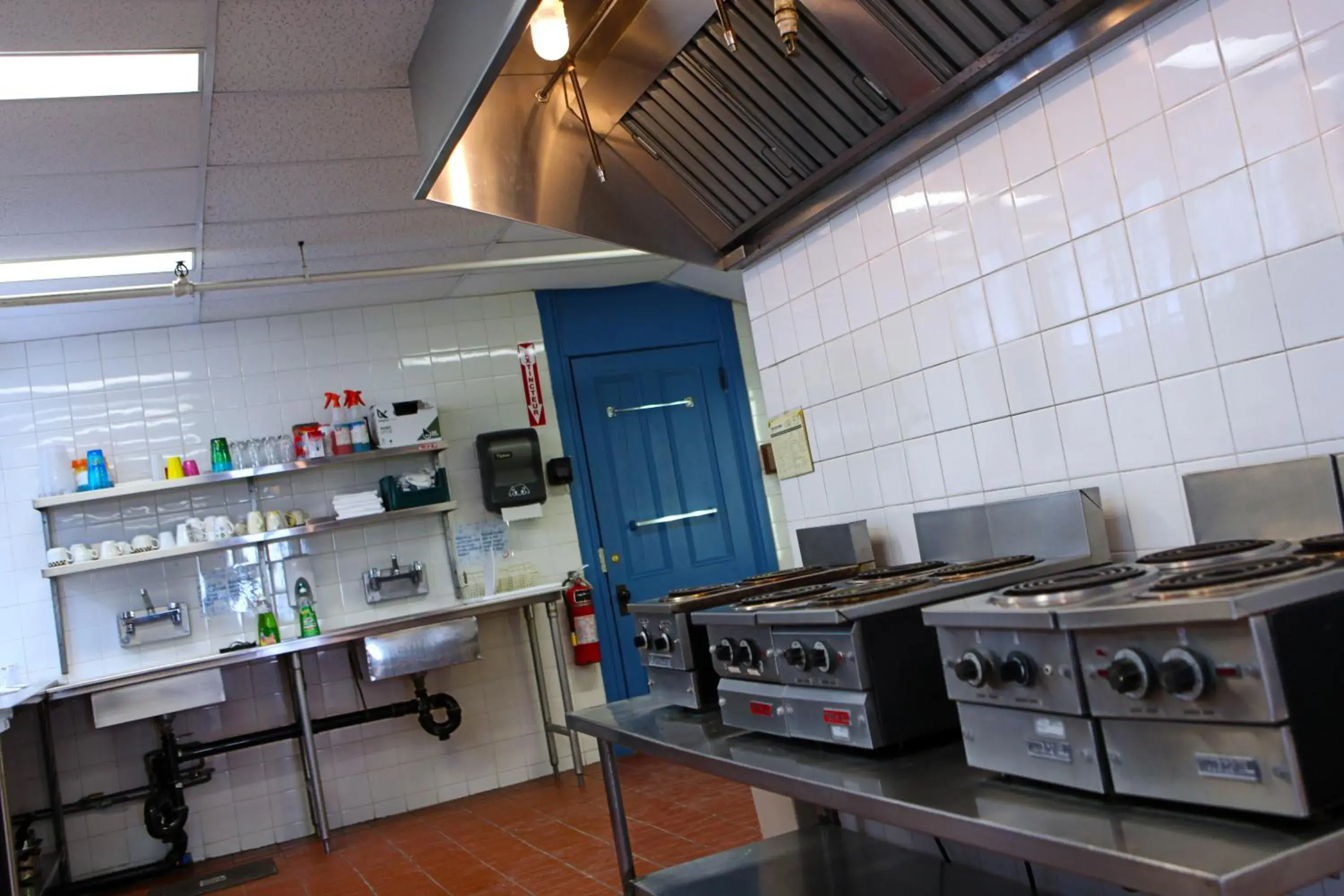 Kitchen or kitchenette, Kitchen/Kitchenette in Auberge Internationale de Quebec - HI CANADA