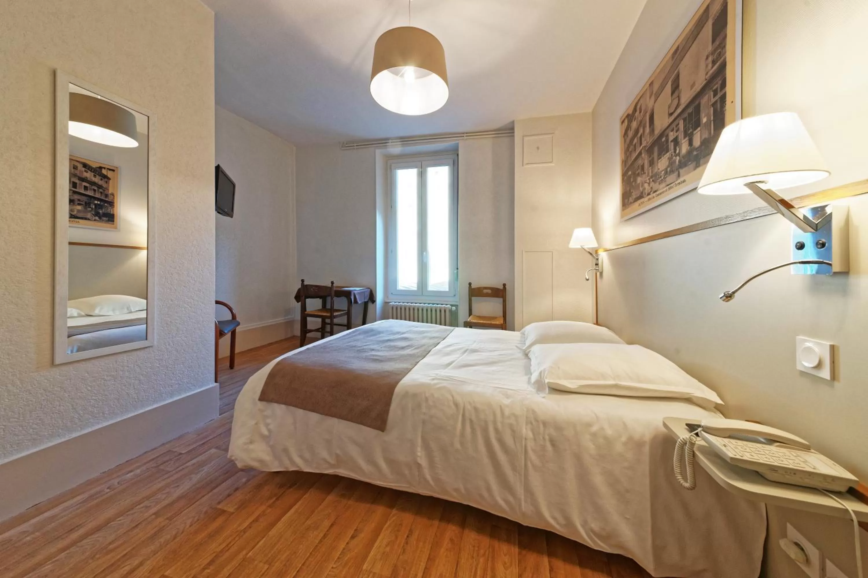 Photo of the whole room, Bed in Contact Hôtel du Commerce et son restaurant Côte à Côte