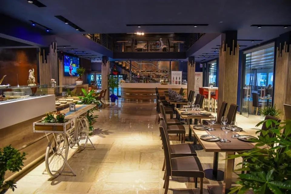 Restaurant/places to eat in Business Hotel