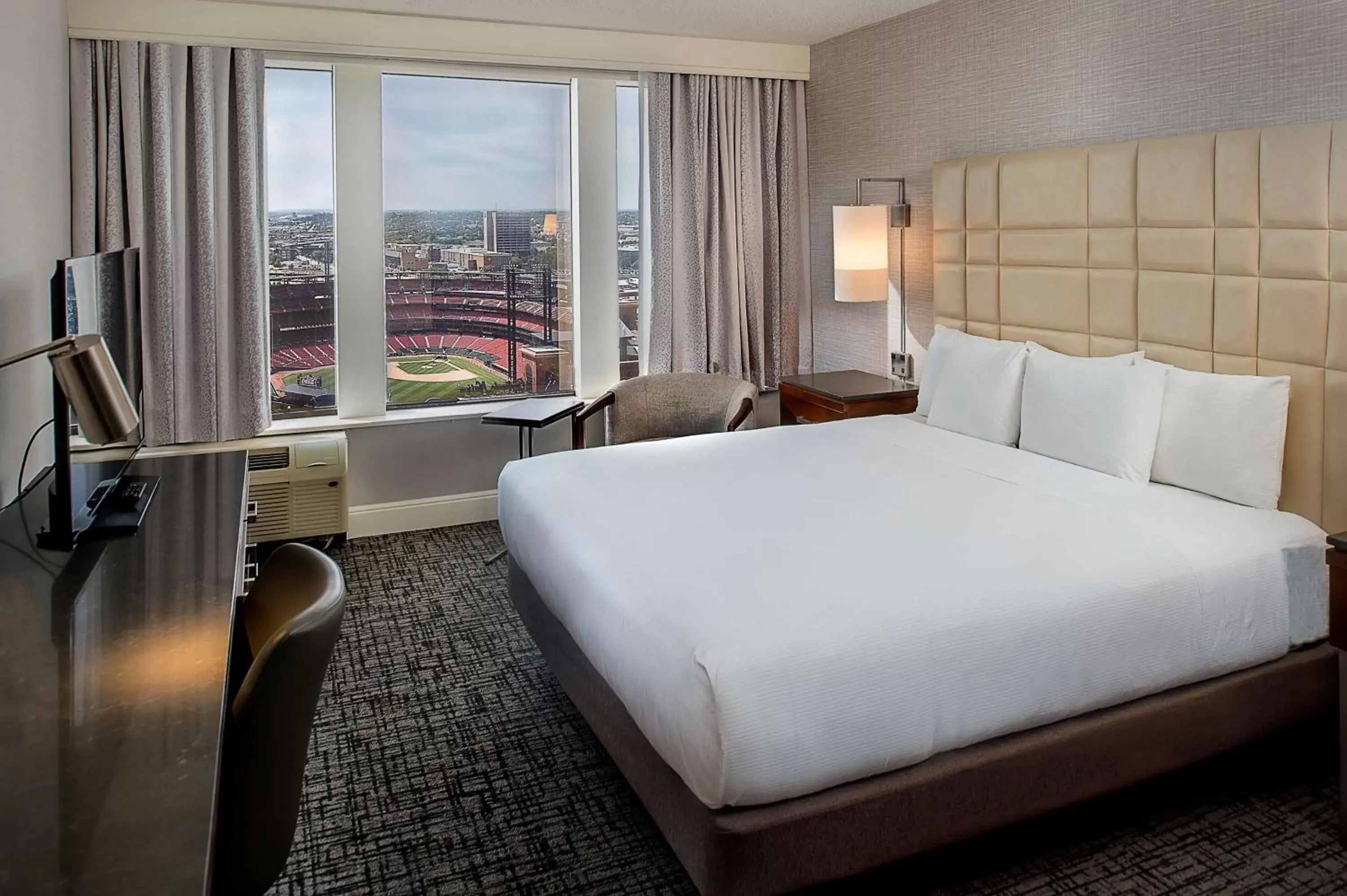 Bed in Hilton St. Louis at the Ballpark