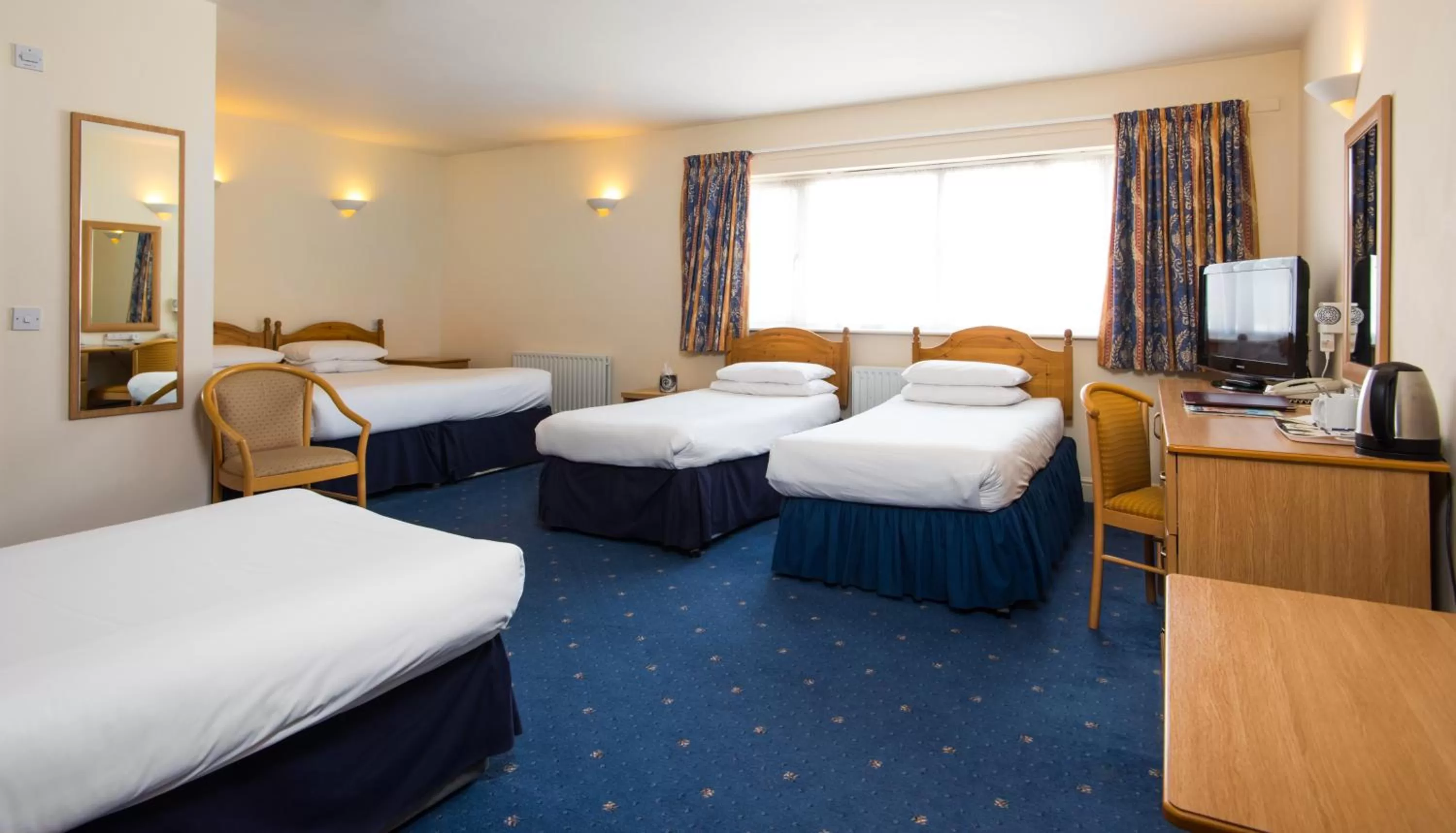 Photo of the whole room, Bed in Mercure Newbury West Grange Hotel