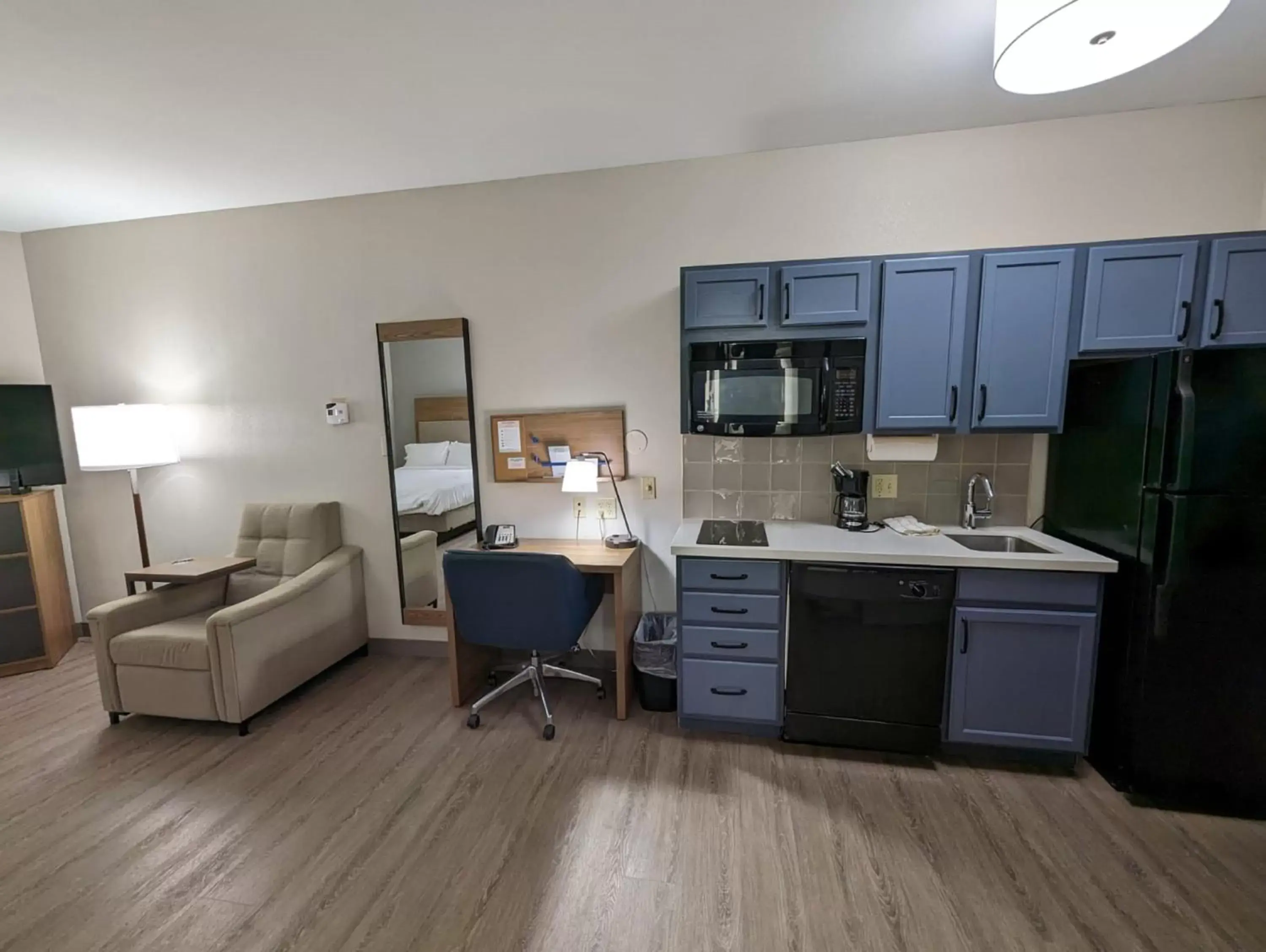 Photo of the whole room, Kitchen/Kitchenette in Candlewood Suites Aberdeen-Bel Air, an IHG Hotel