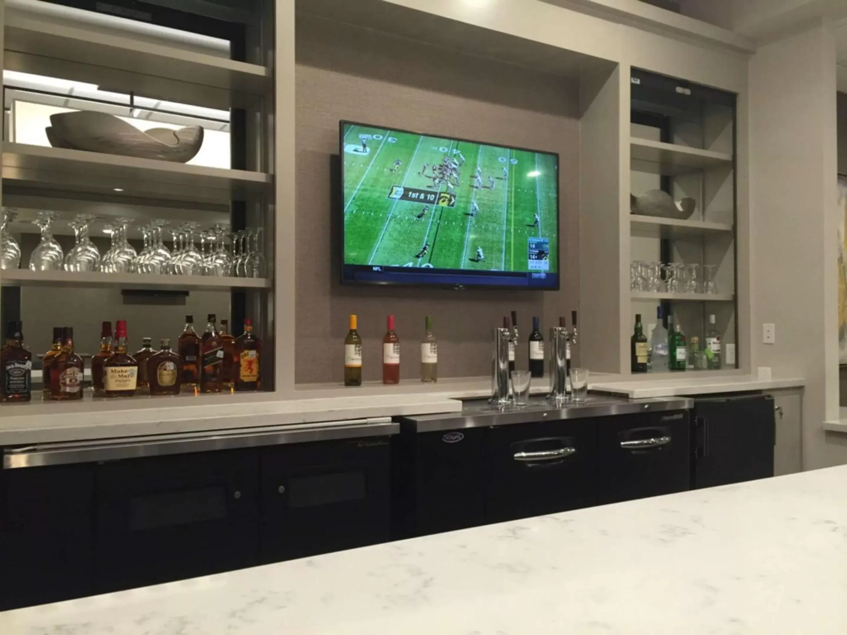 Lounge or bar, TV/Entertainment Center in Best Western Premier Energy Corridor