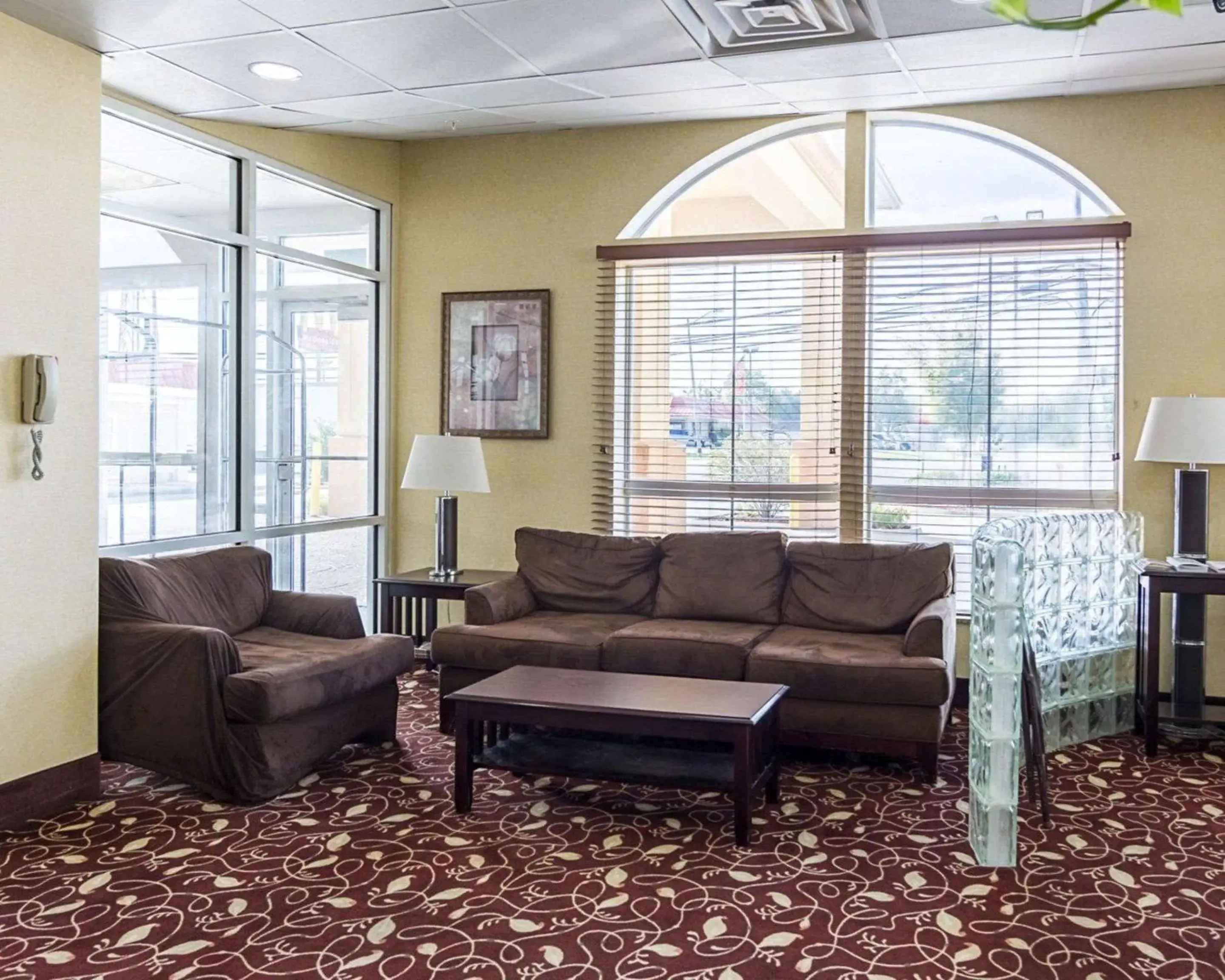 Lobby or reception, Seating Area in Comfort Inn & Suites Chesapeake - Portsmouth