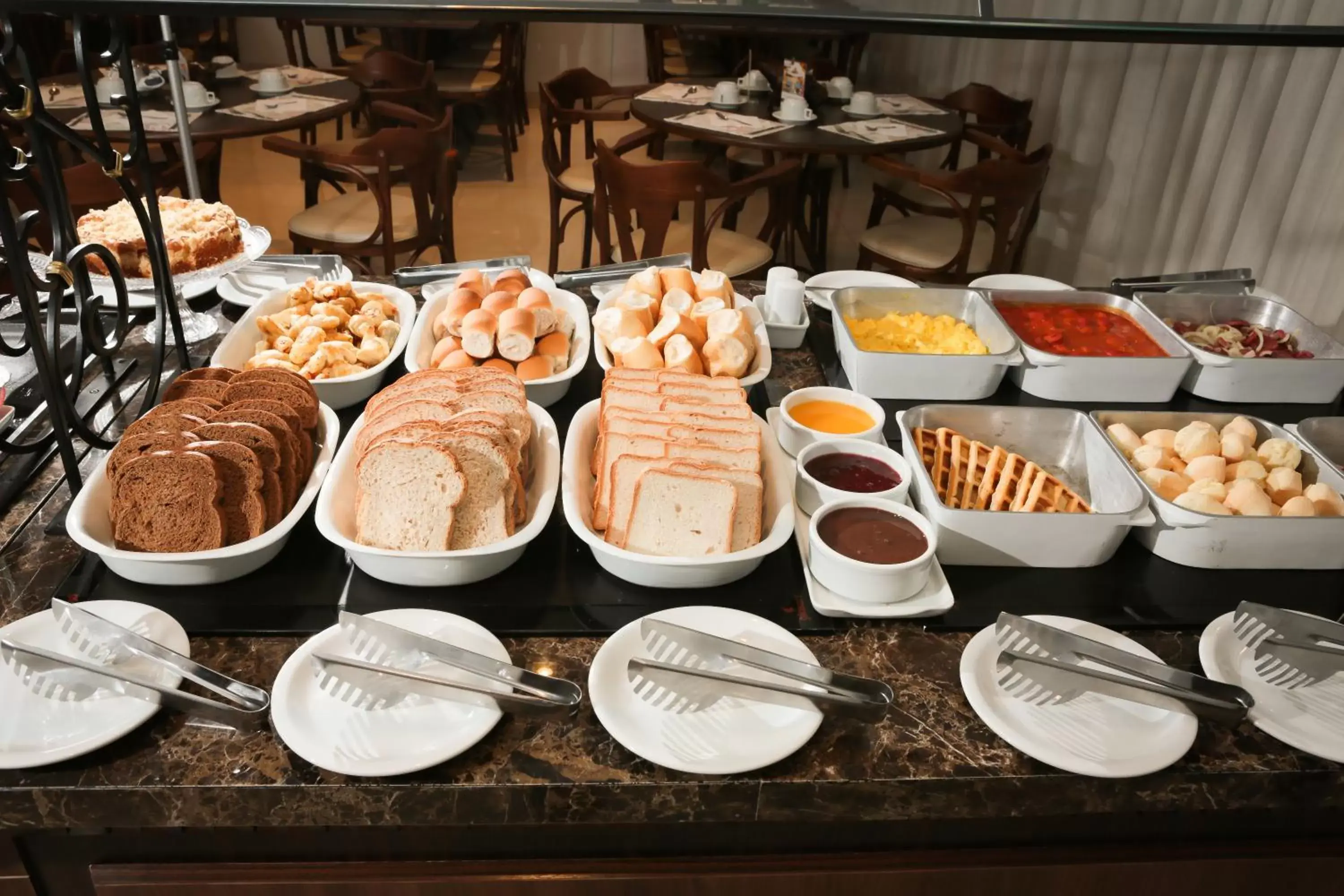 Buffet breakfast in Lizon Curitiba Hotel