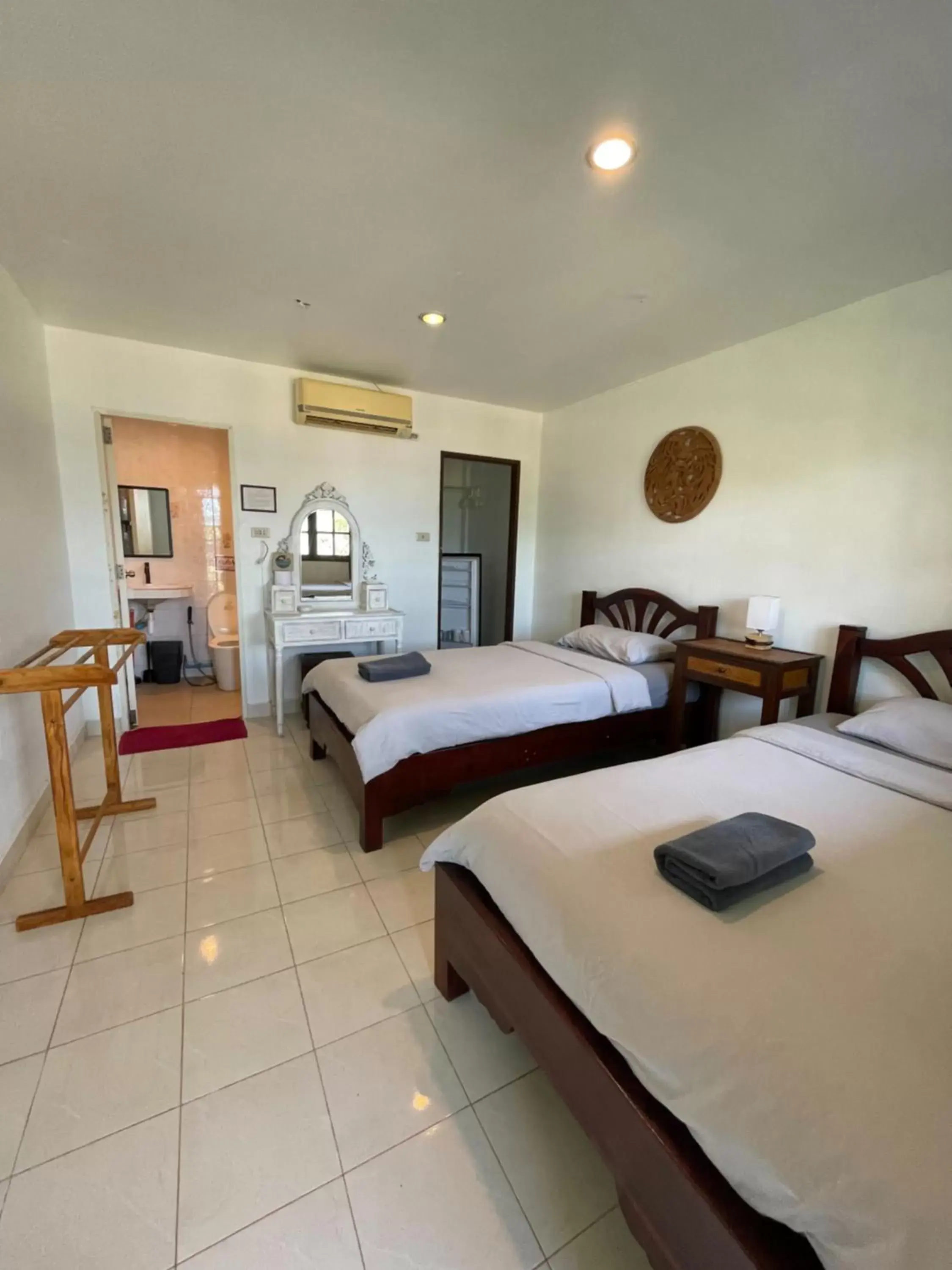 Bedroom, Bed in Cliff Cottage